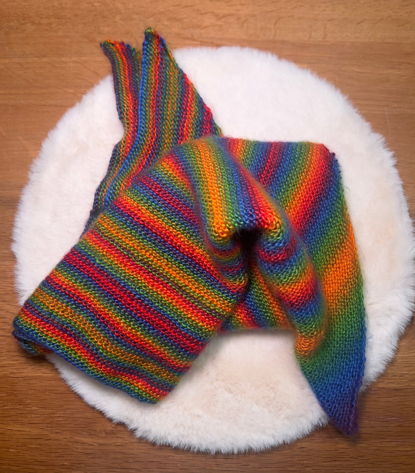 🌈 Farbenfreude – Handgestricktes Dreieckstuch aus Sunny Rainbow-Wolle (1 m × 45 cm, 100 % Polyacryl)