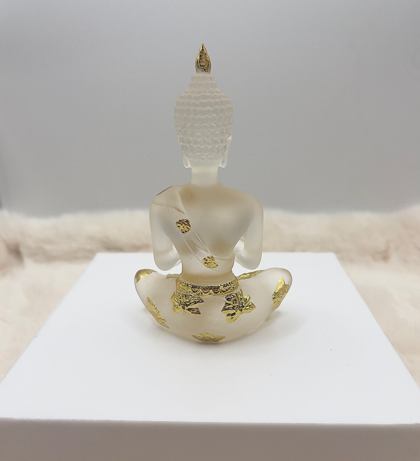 Kleiner Buddha aus Harz – mit goldenen Applikationen | Edle Dekofigur für Ruhe, Achtsamkeit & Wohlfühlräume