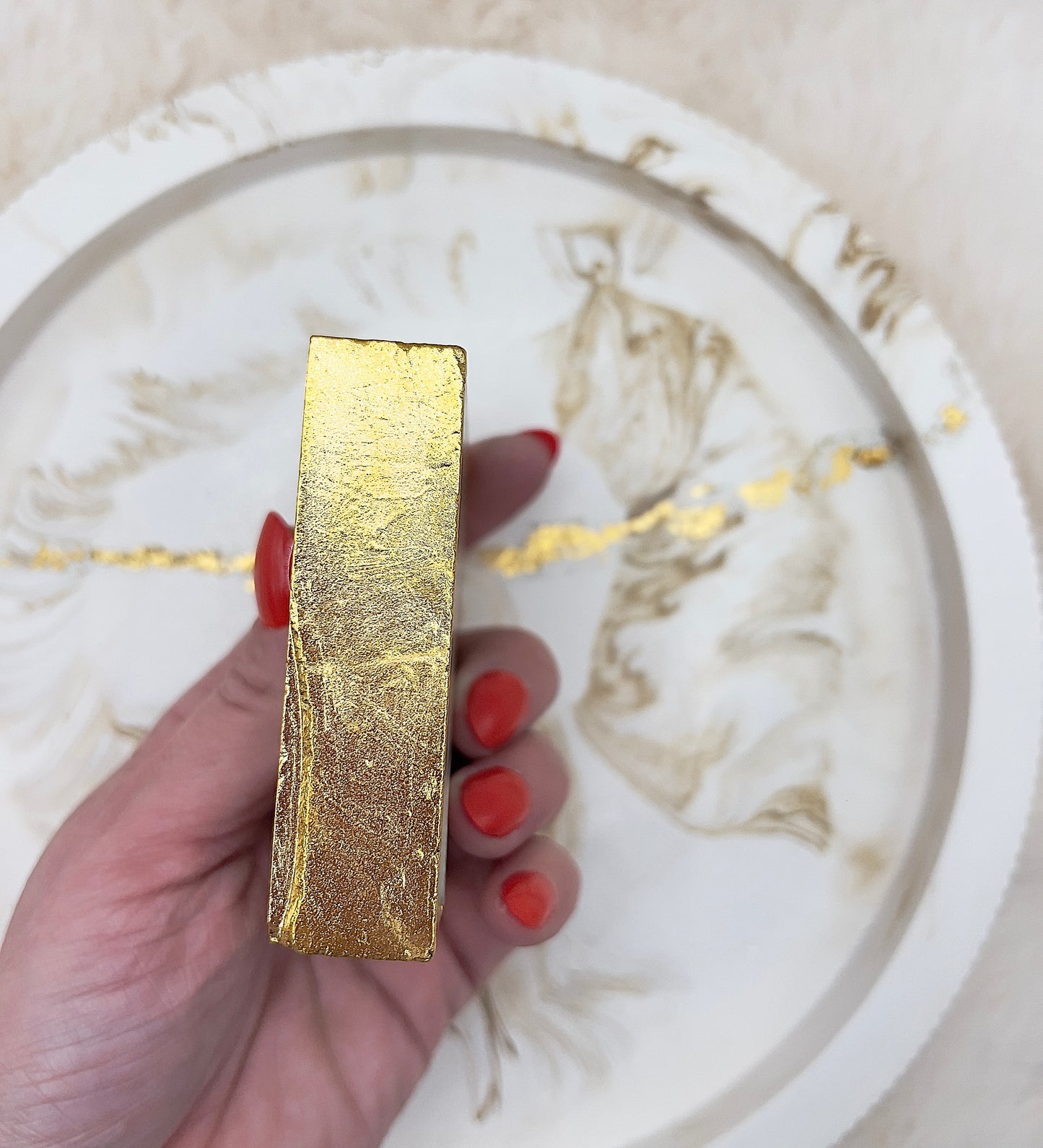 Karneol Teelichthalter – handgeschliffen & an den Rändern 24K vergoldet | 300 g | Warmes Luxus-Unikat