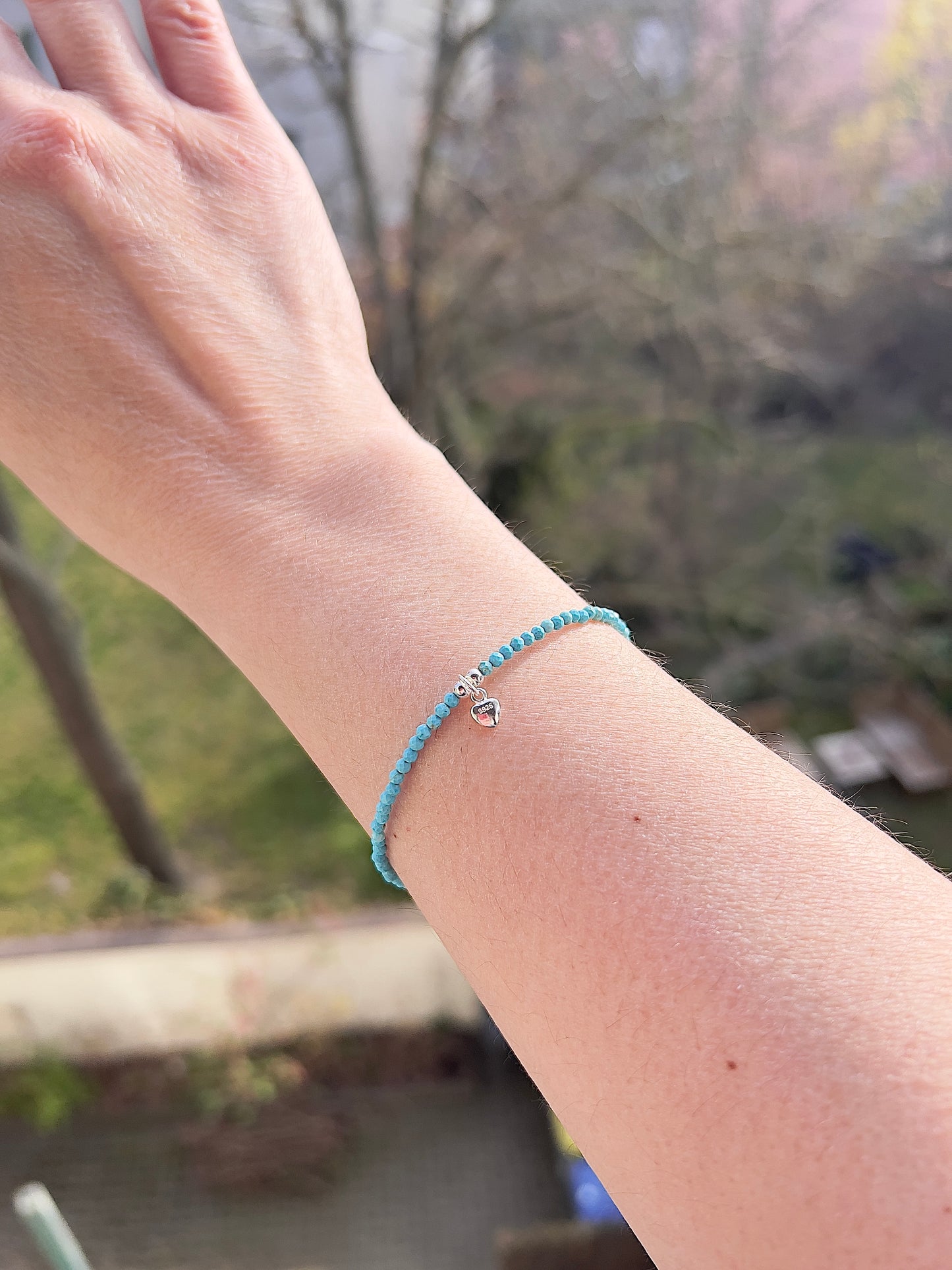 Zartes Edelstein Armband 2mm – Neo-Türkis facettiert mit 925 Silber Herz