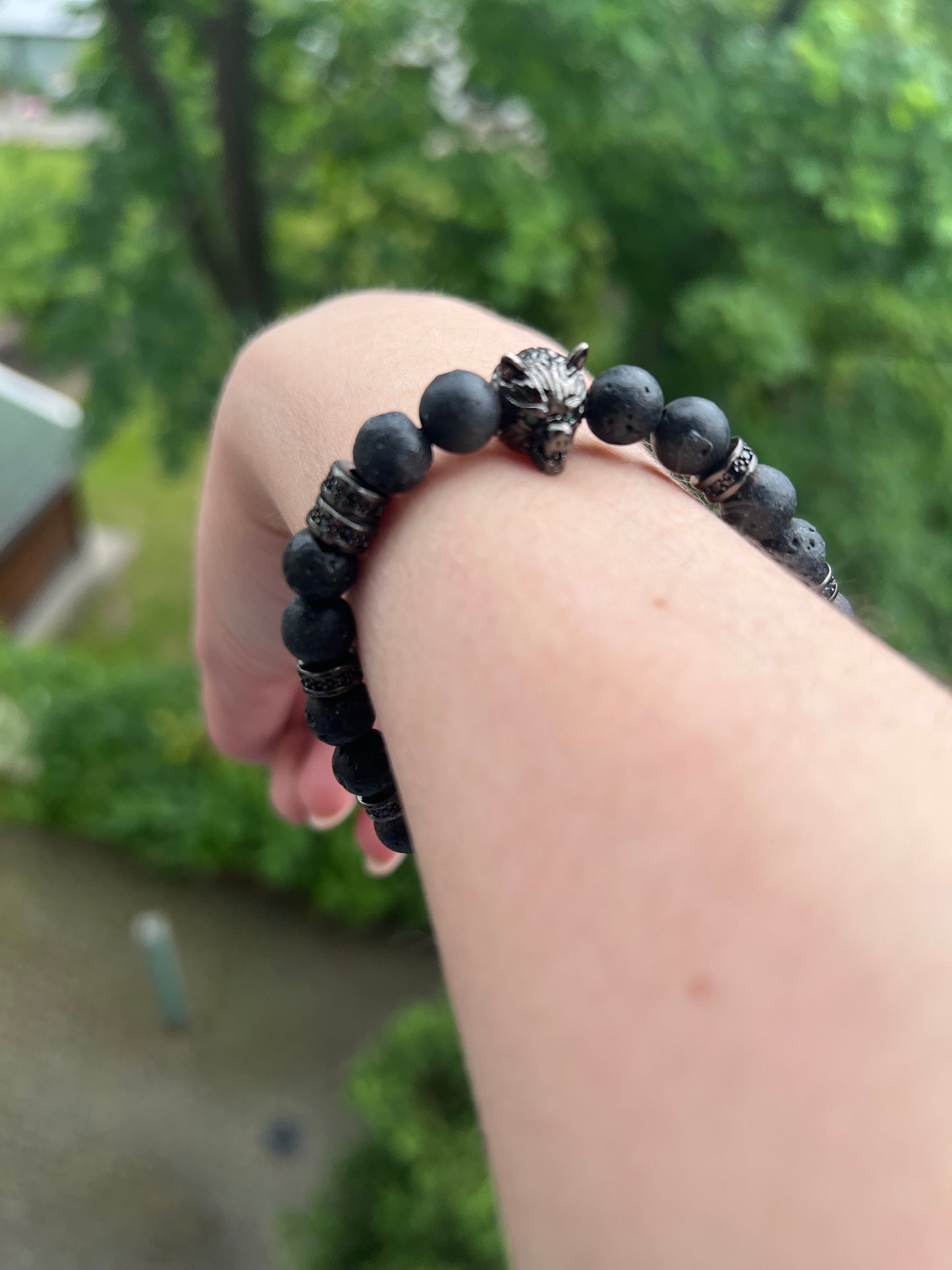 Wolfsenergie - Lavastein -Armband mit leuchtenden Augen
