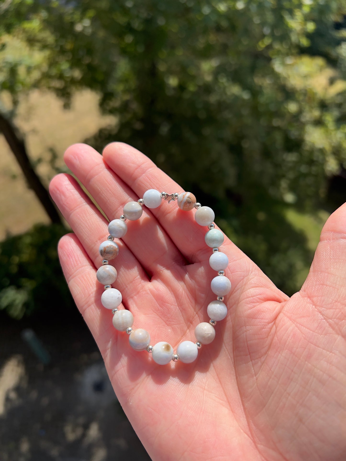 Armband aus blauem Chalcedon – 8 mm Perlen mit 925er Silber-Details & Stern-Charm
