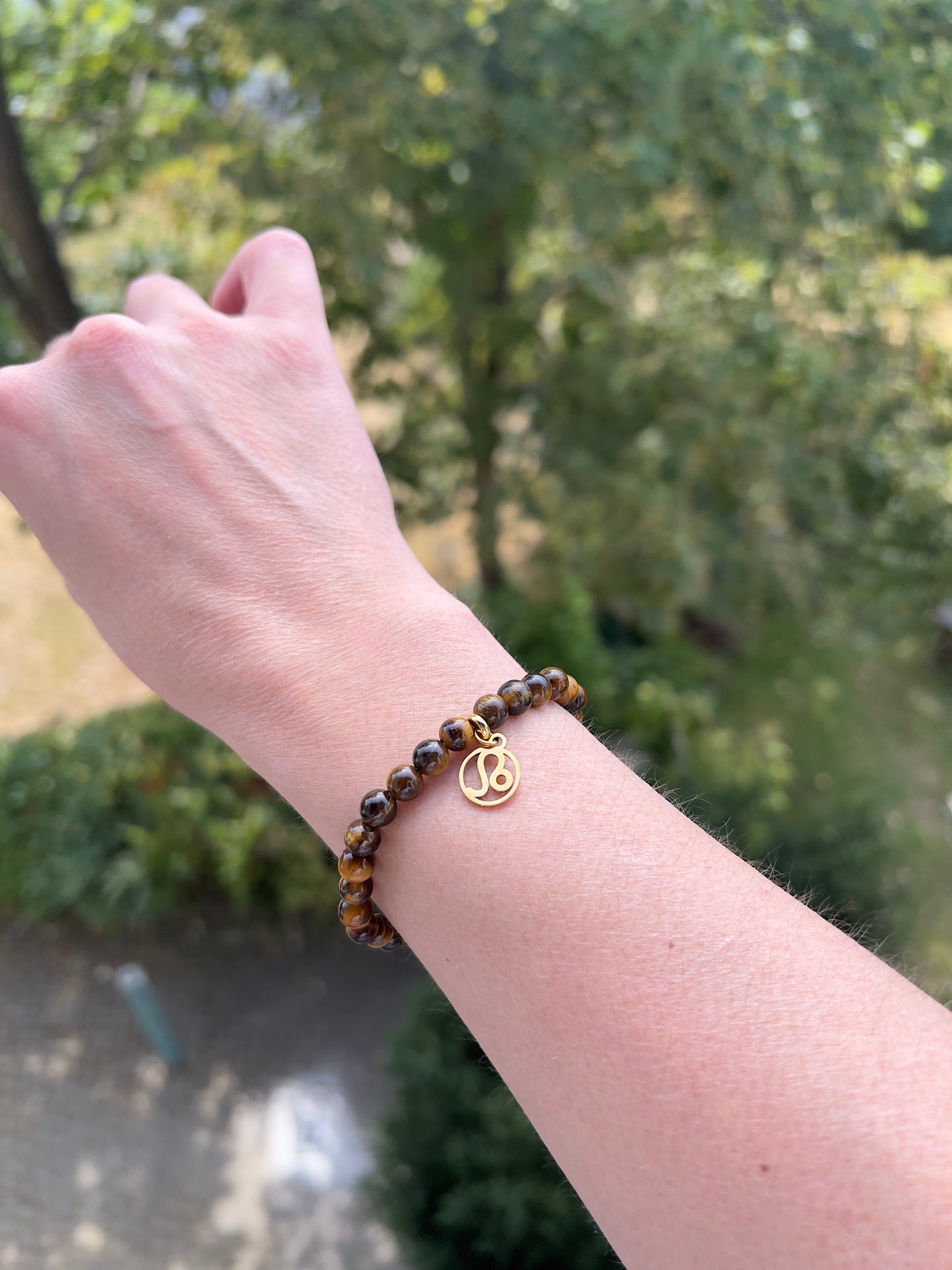 Sternzeichenarmband Löwe – Tigerauge 6 mm mit Charme (Silber oder Gold wählbar)
