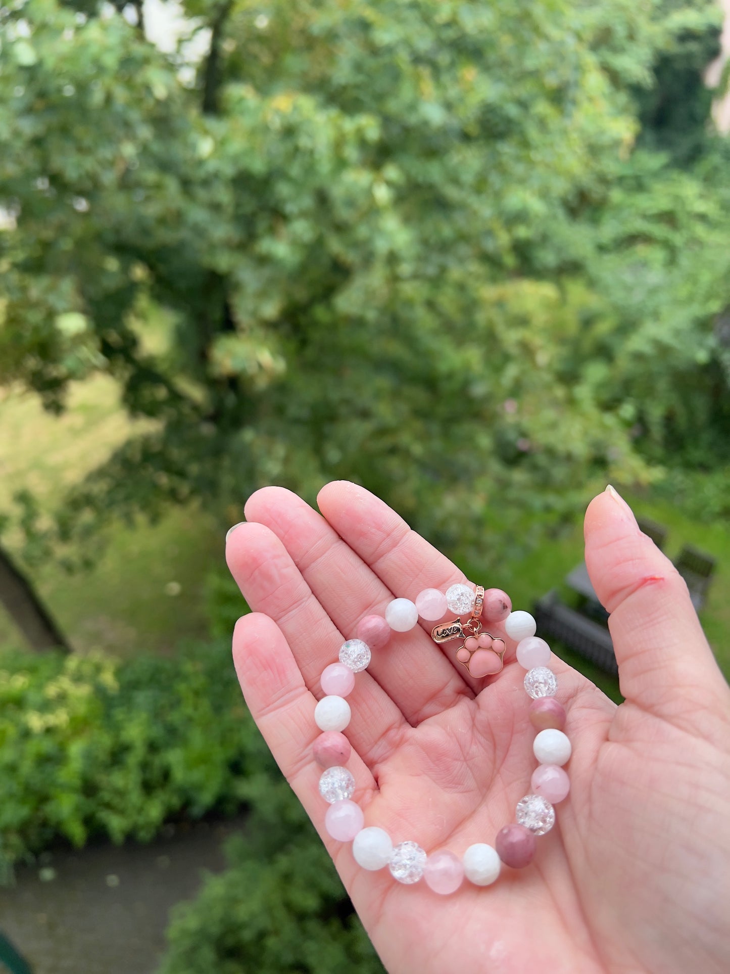 Armband Pfotenglück - mit Rosenquarz, Mondstein, Rhodonit & Crackle Bergkristall