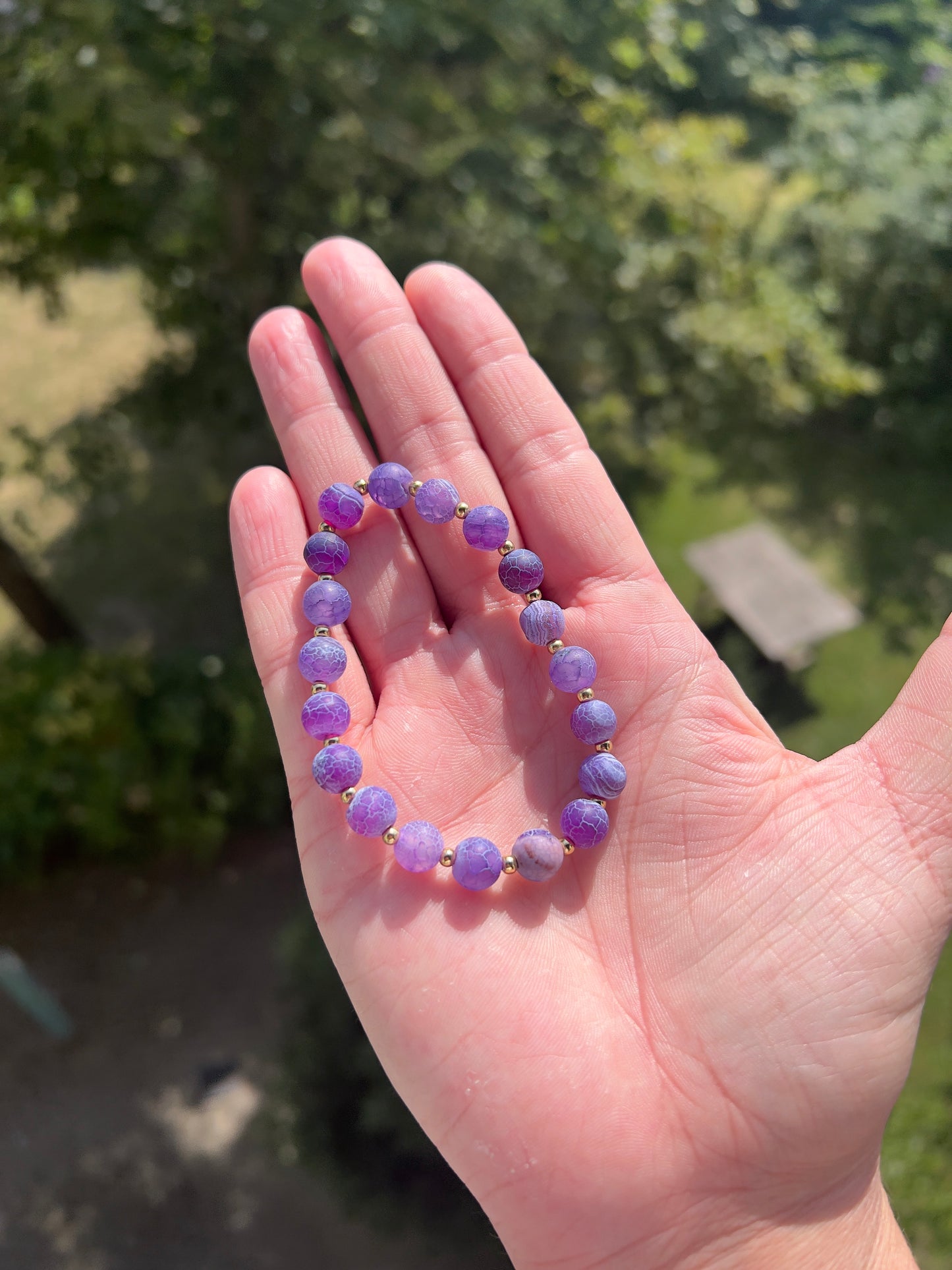 Schlangenhaut-Achat-Armband 8 mm – Lila mit Edelstahlvergoldeten Abstandsperle