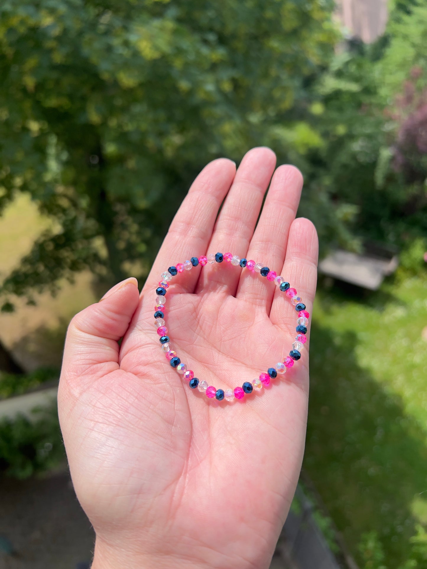Armband Österreichischer Kristall facettiert 4 mm – Blau, Pink & Weiß | Elastisches Schmuckarmband