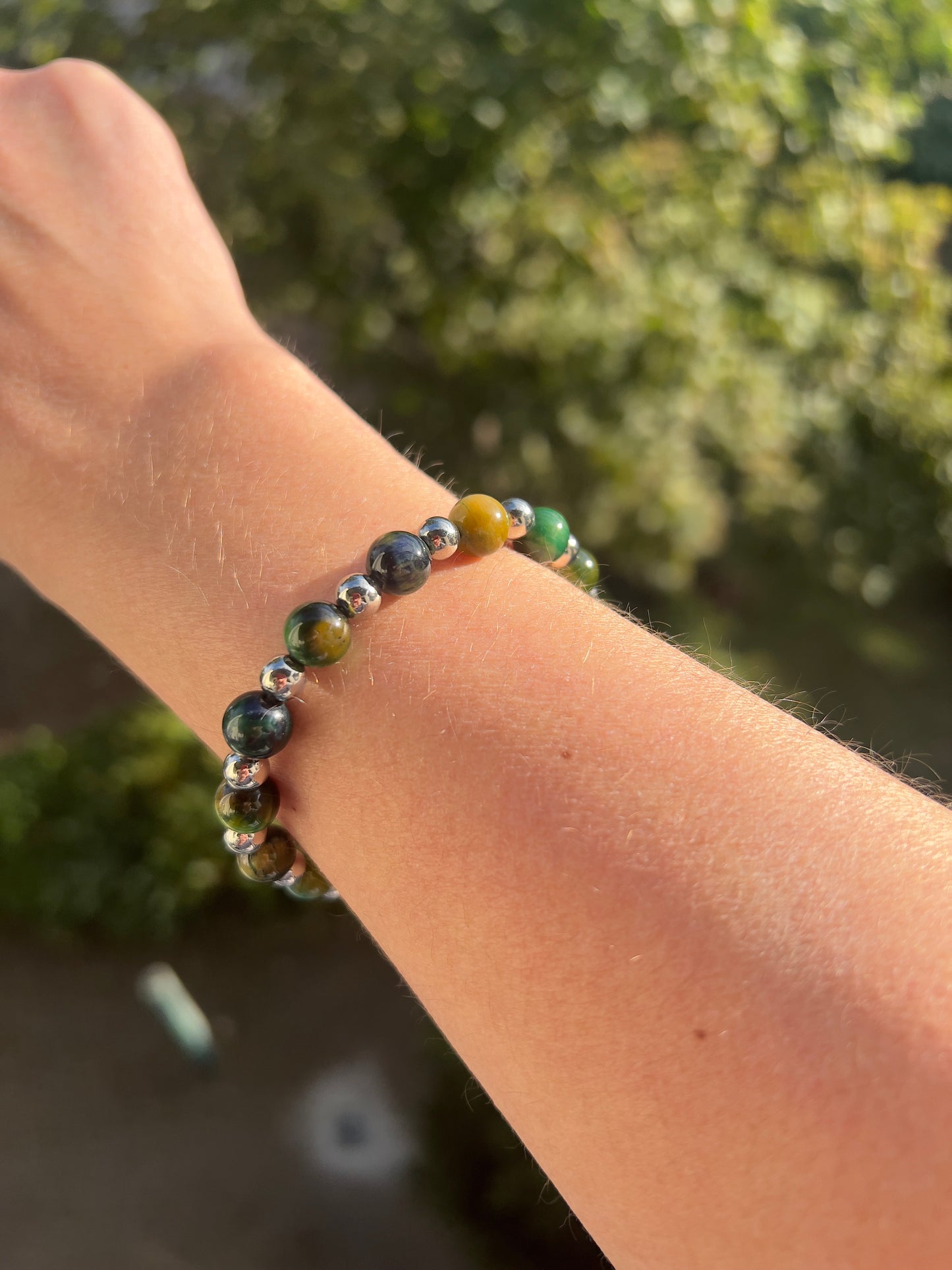 Armband aus grünem Tigerauge (gefärbt) – 8 mm mit Edelstahl-Abstandsperlen (4 mm)