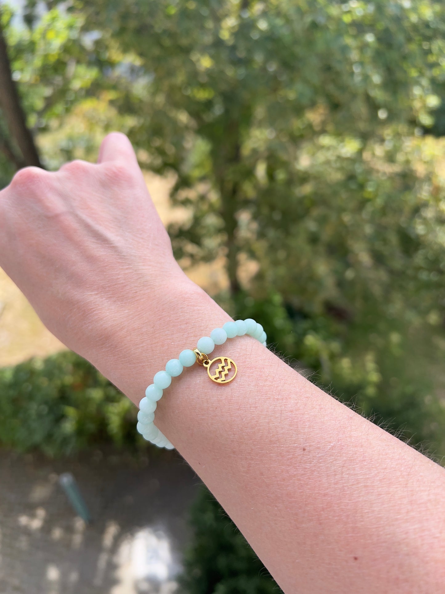 Sternzeichenarmband Wassermann – Chalcedon mint 6 mm mit Charme (Silber oder Gold wählbar)