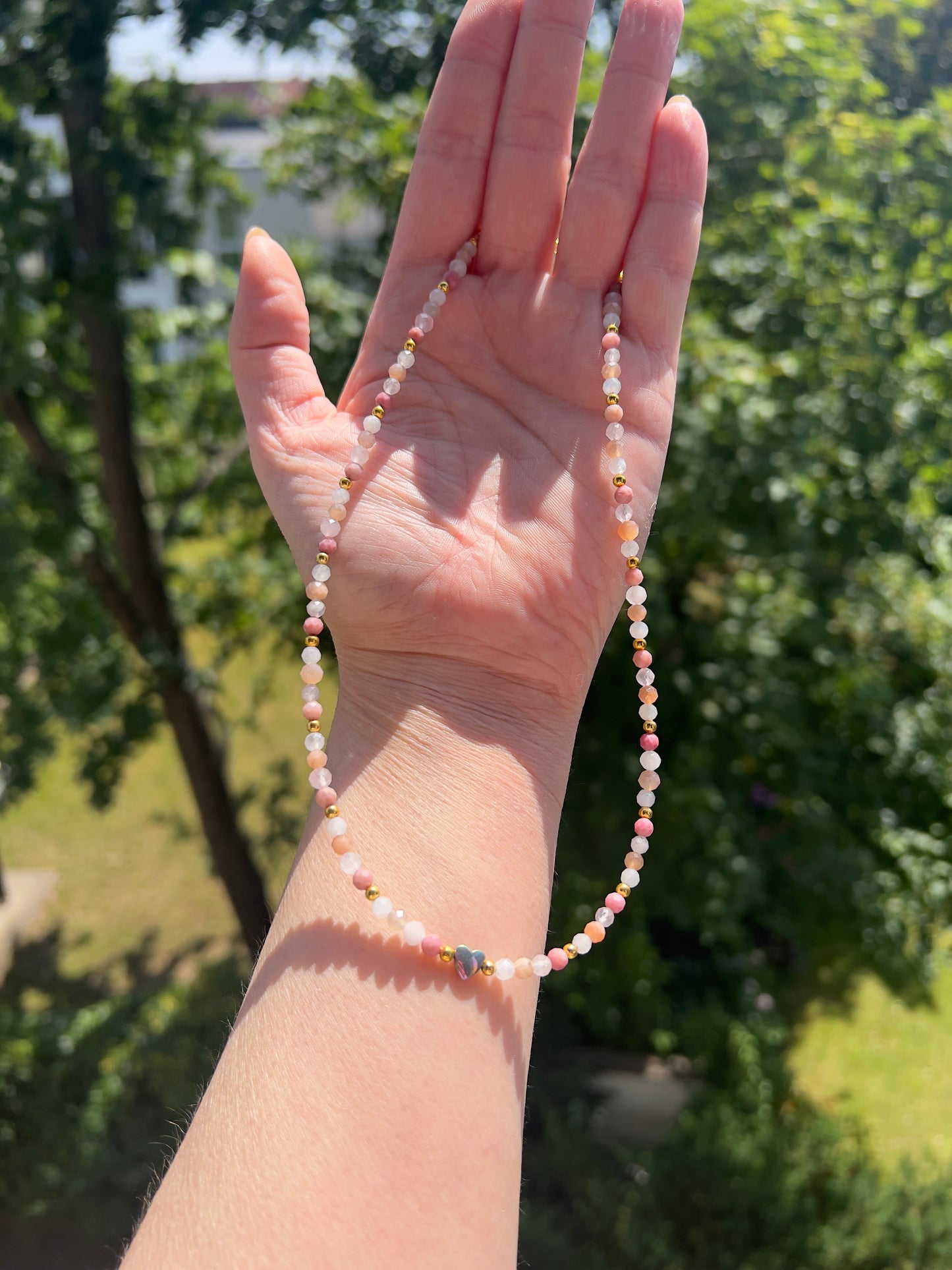 Herzenslicht -Kette mit Rhodonit, Rosenquarz , Mondstein & Aura - Hämatit