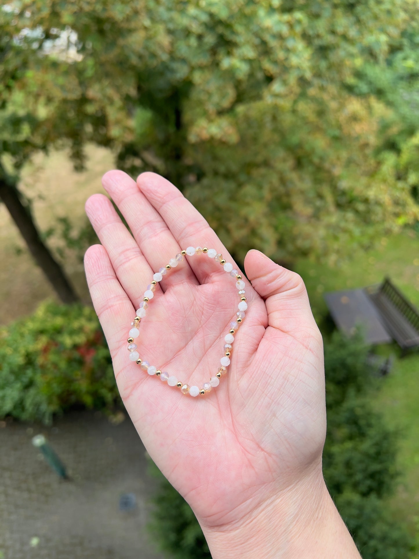 Facettiertes Mondstein-Duo Armband – Beiger & Weißer Mondstein | 4 mm Perlen & vergoldete Edelstahl-Abstandsperlen