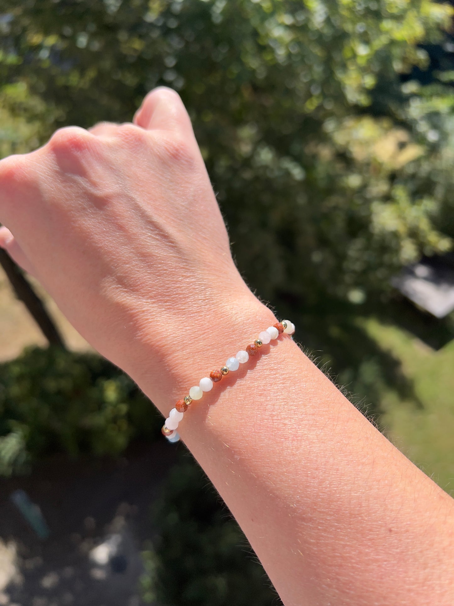 Armband aus facettiertem Golden Healer, Mondstein & Morganit mit vergoldeten Edelstahl-Abstandsperlen