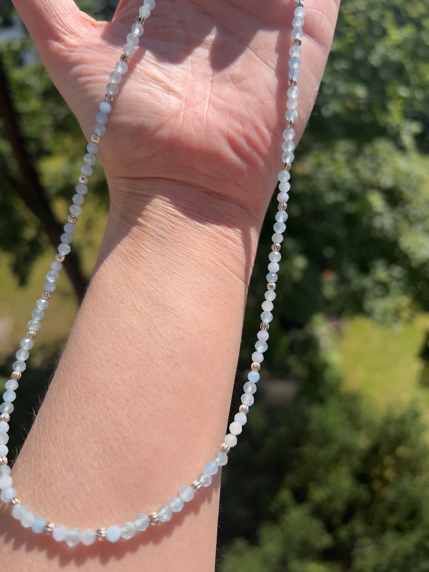 Aquamarin - Kette der Klarheit - Facettierte 4mm perlen mit 925 Silber