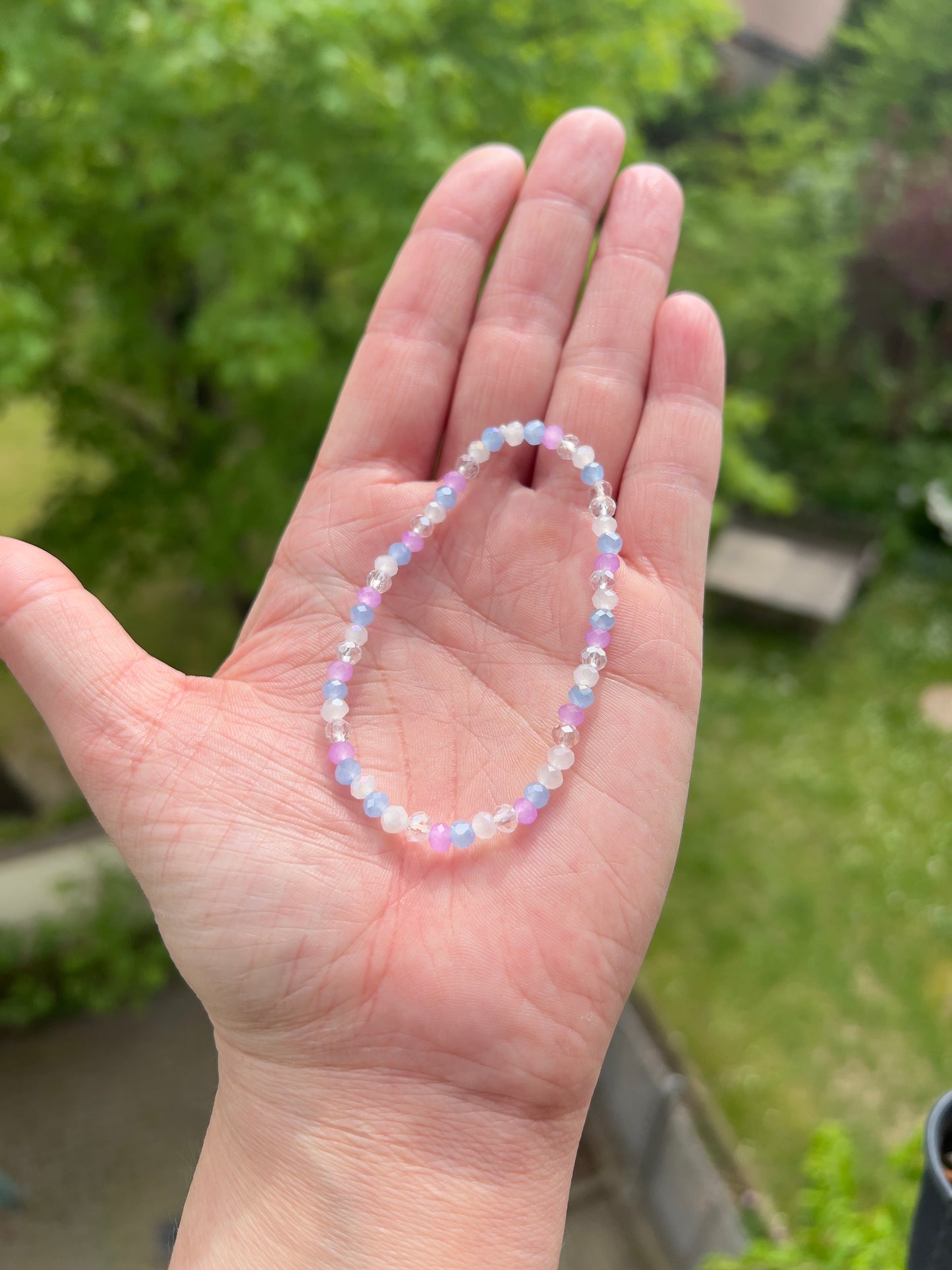 Facettiertes Kristallarmband Farbspiel Blau, Weiß & Lila – 4 mm | österreichischer Kristall | elastisch