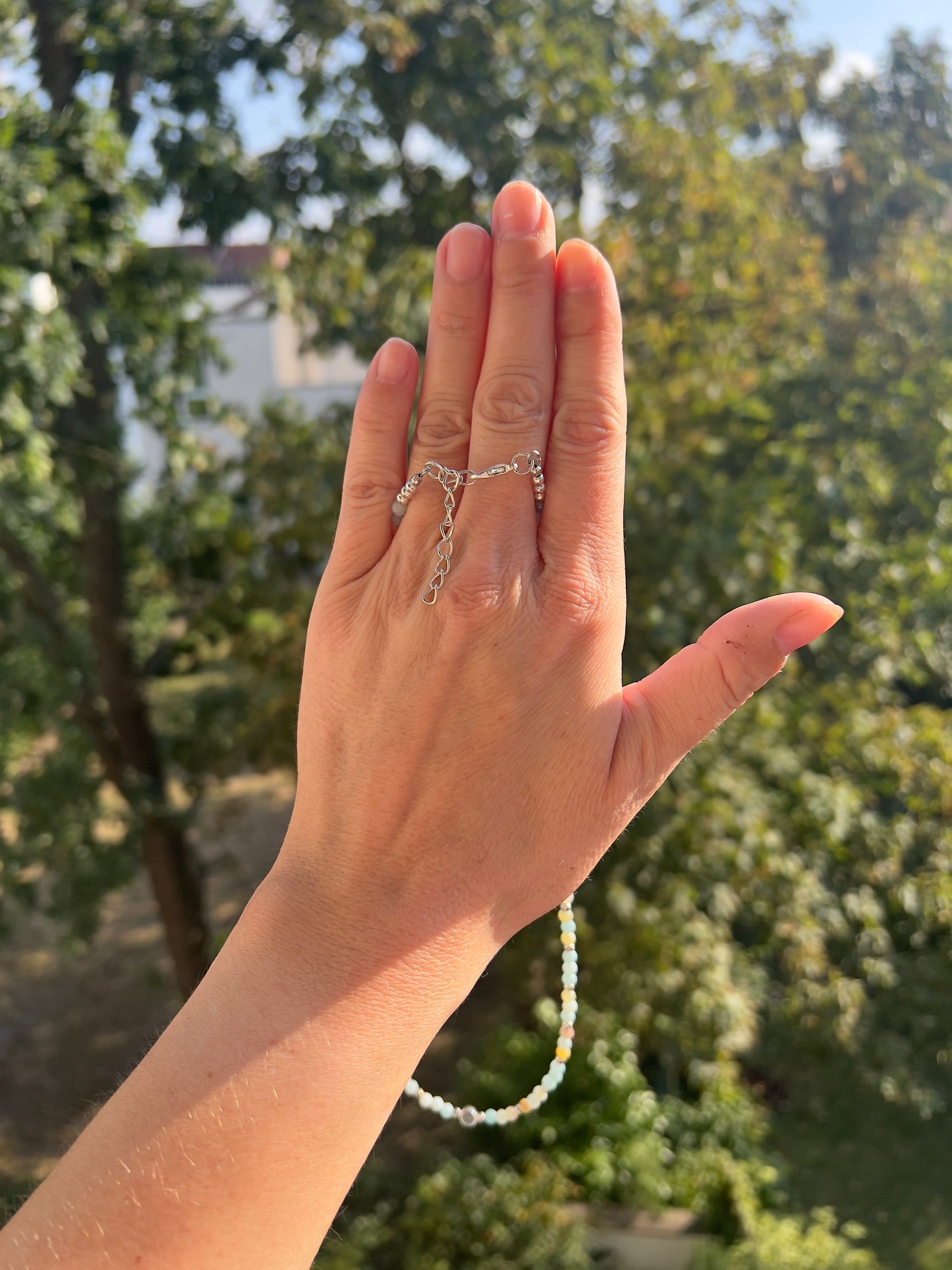 Harmonie & Lebensfreude – Kette mit Amazonit (4 mm) & rundem Charm (50–55 cm)