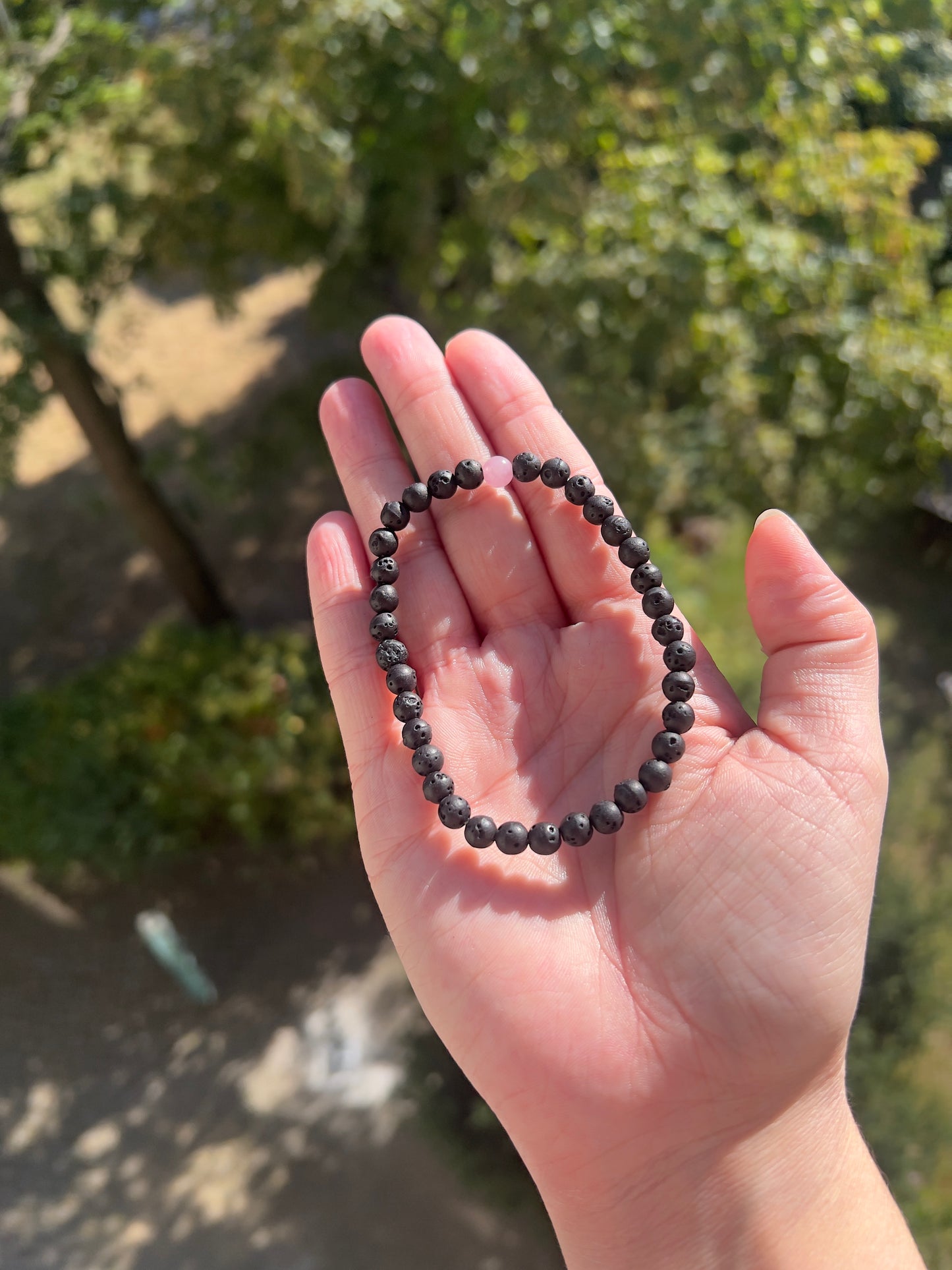 🌸 Balance & Herzenskraft – Lavastein mit Rosenquarz (6 mm)