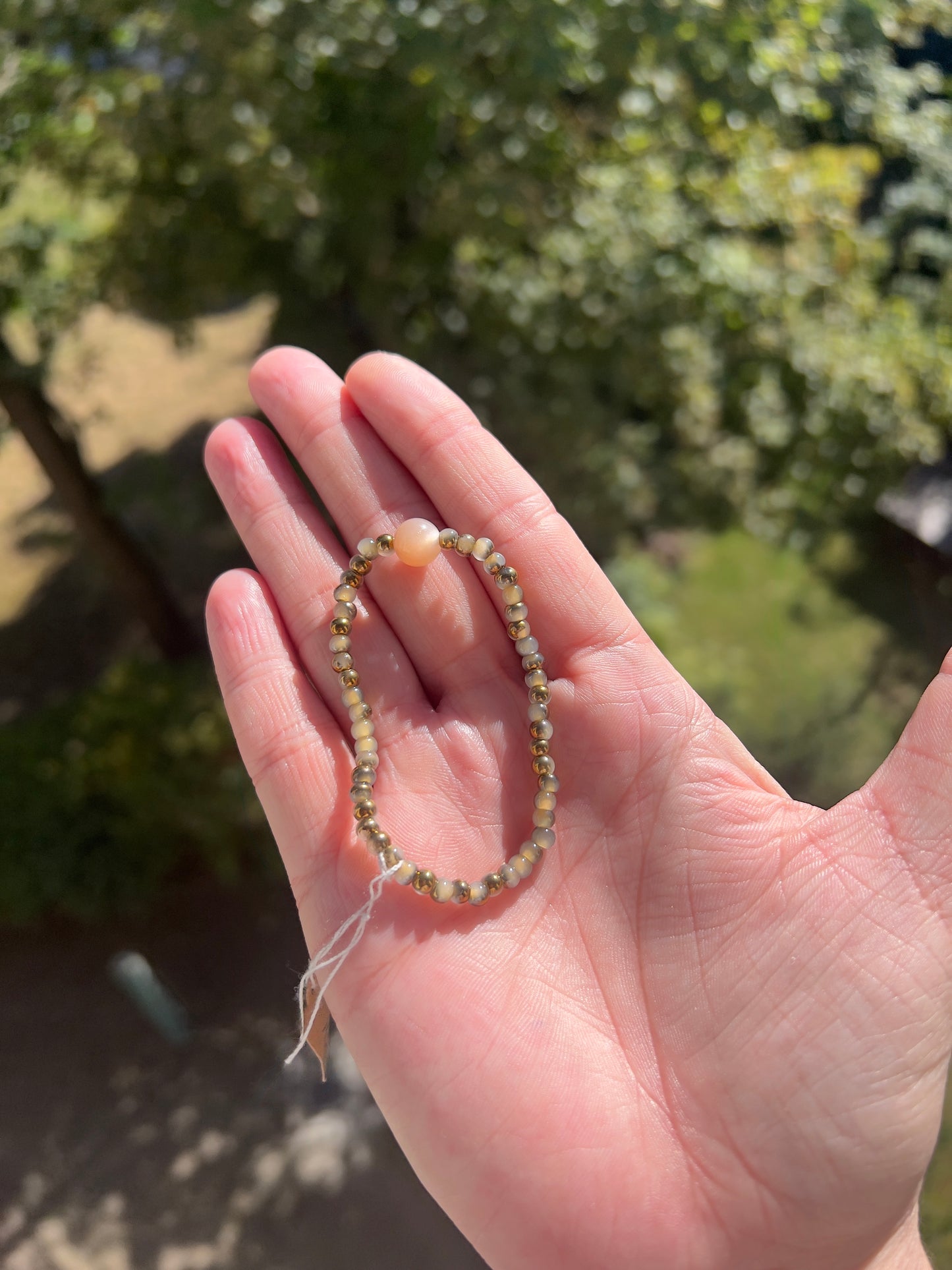 🌙 Armband mit Pfirsich-Mondstein (8 mm) & schimmernden Glasperlen