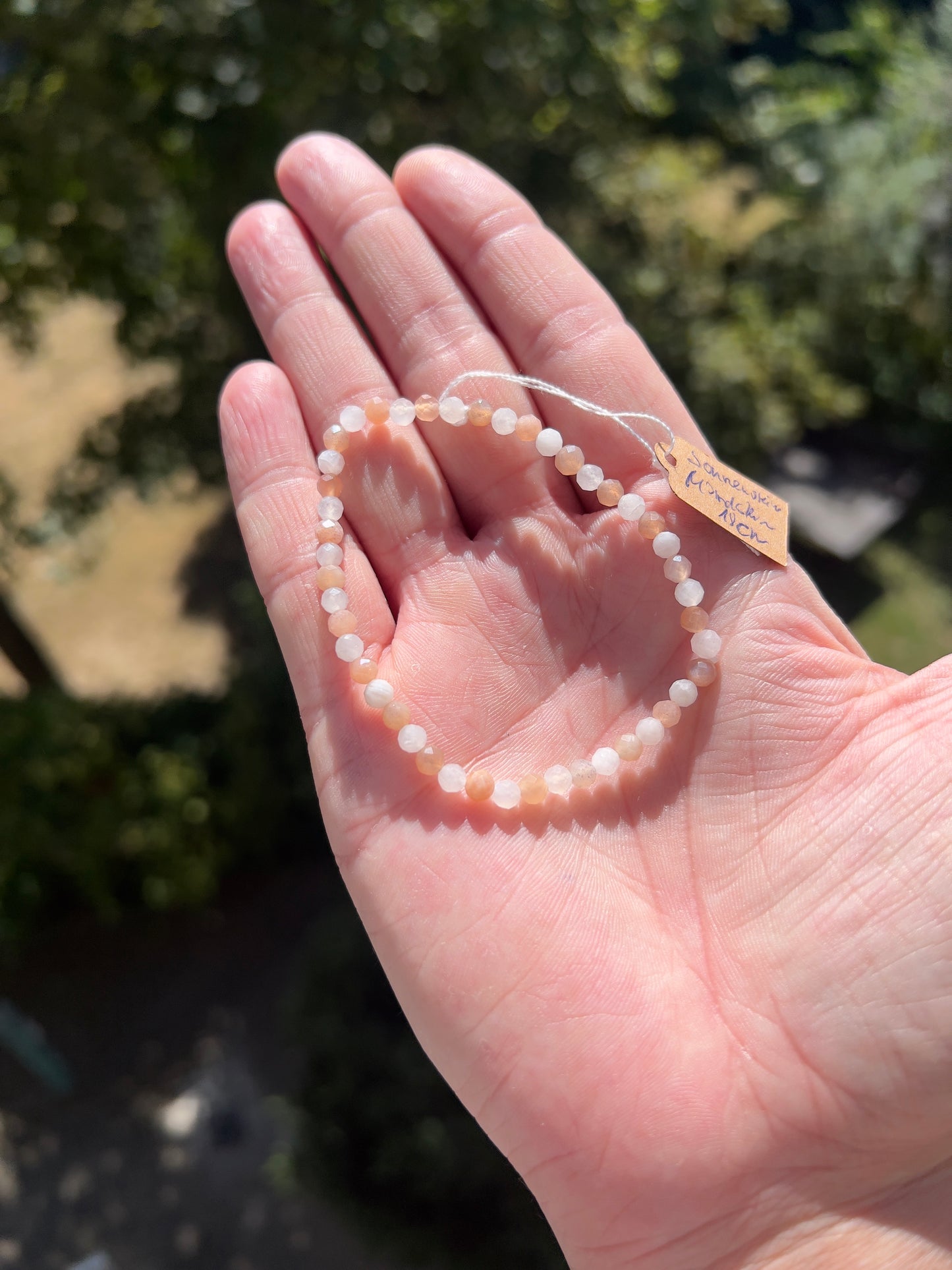 Armband aus facettiertem Mondstein & Sonnenmondstein – Intuition, Harmonie & Lebensfreude