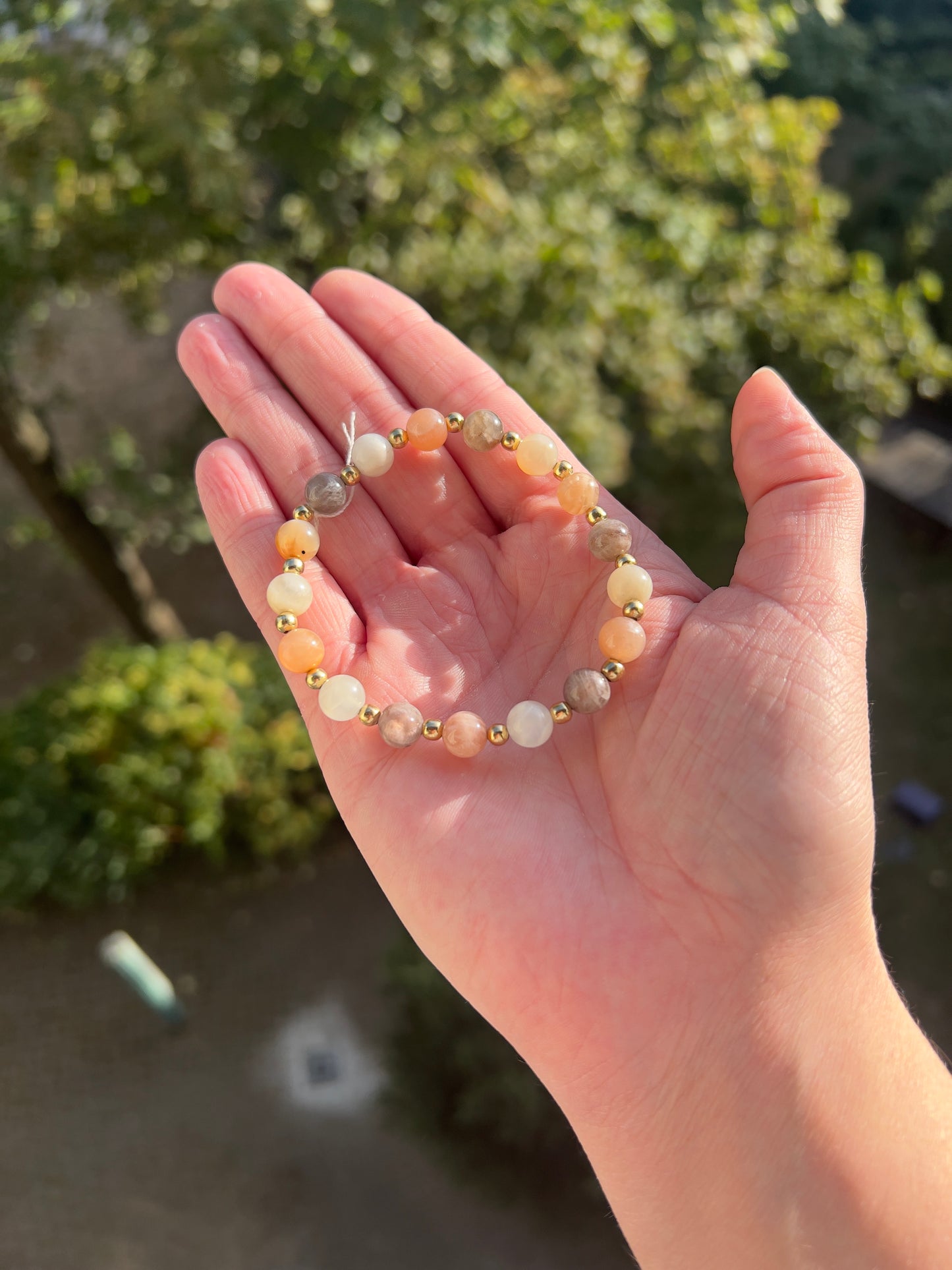 Sonnenmondstein Armband 8 mm – mit vergoldeten Edelstahl-Abstandsperlen 4 mm