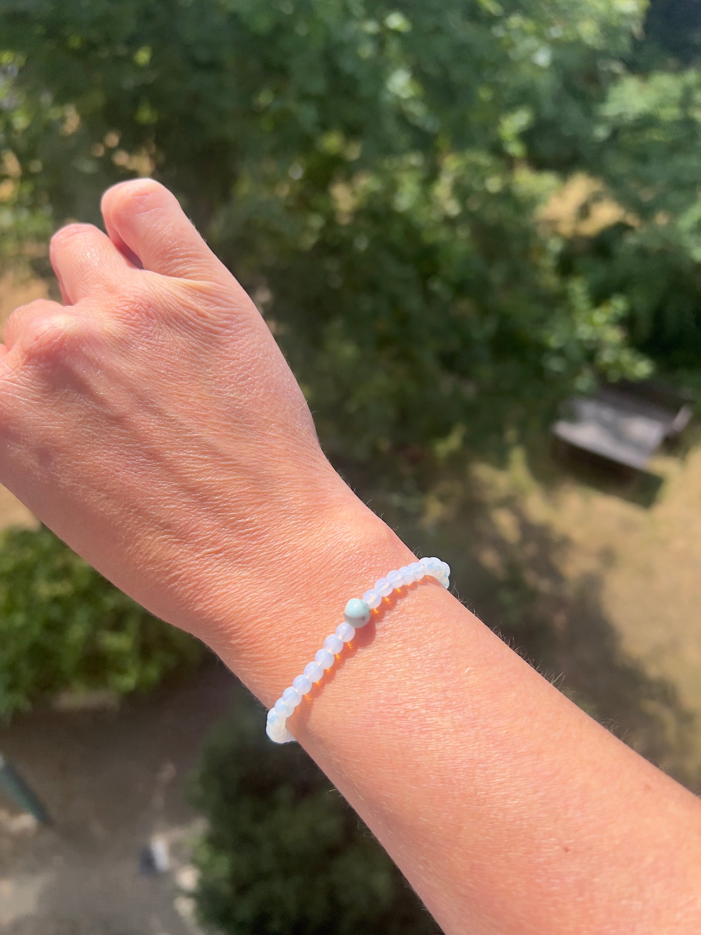 Stille Tiefe - Larimar mit Muttergestein & Opal