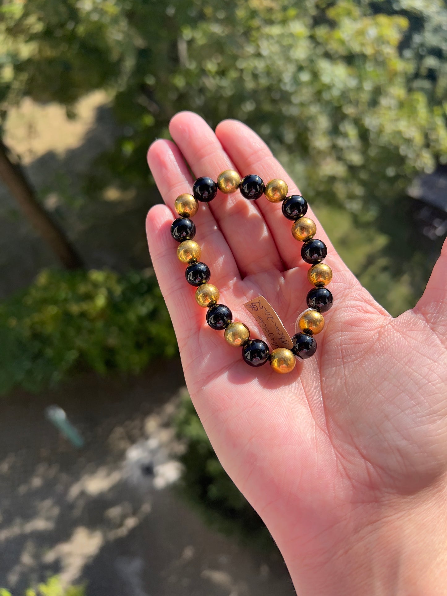 Statement Piece Armband – Schwarzer Turmalin 10 mm – mit Edelstahlvergoldeten Abstandsperlen – Starker Schutz & Erdung