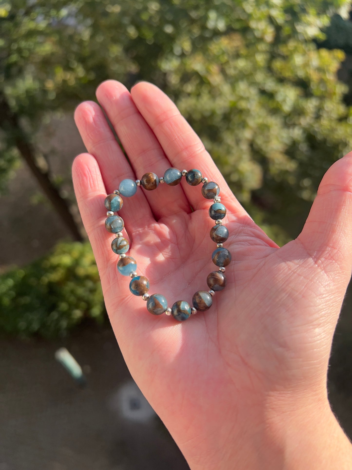 Armband aus Seeblauem Jaspis – 8 mm mit 925er Silber-Abstandsperlen