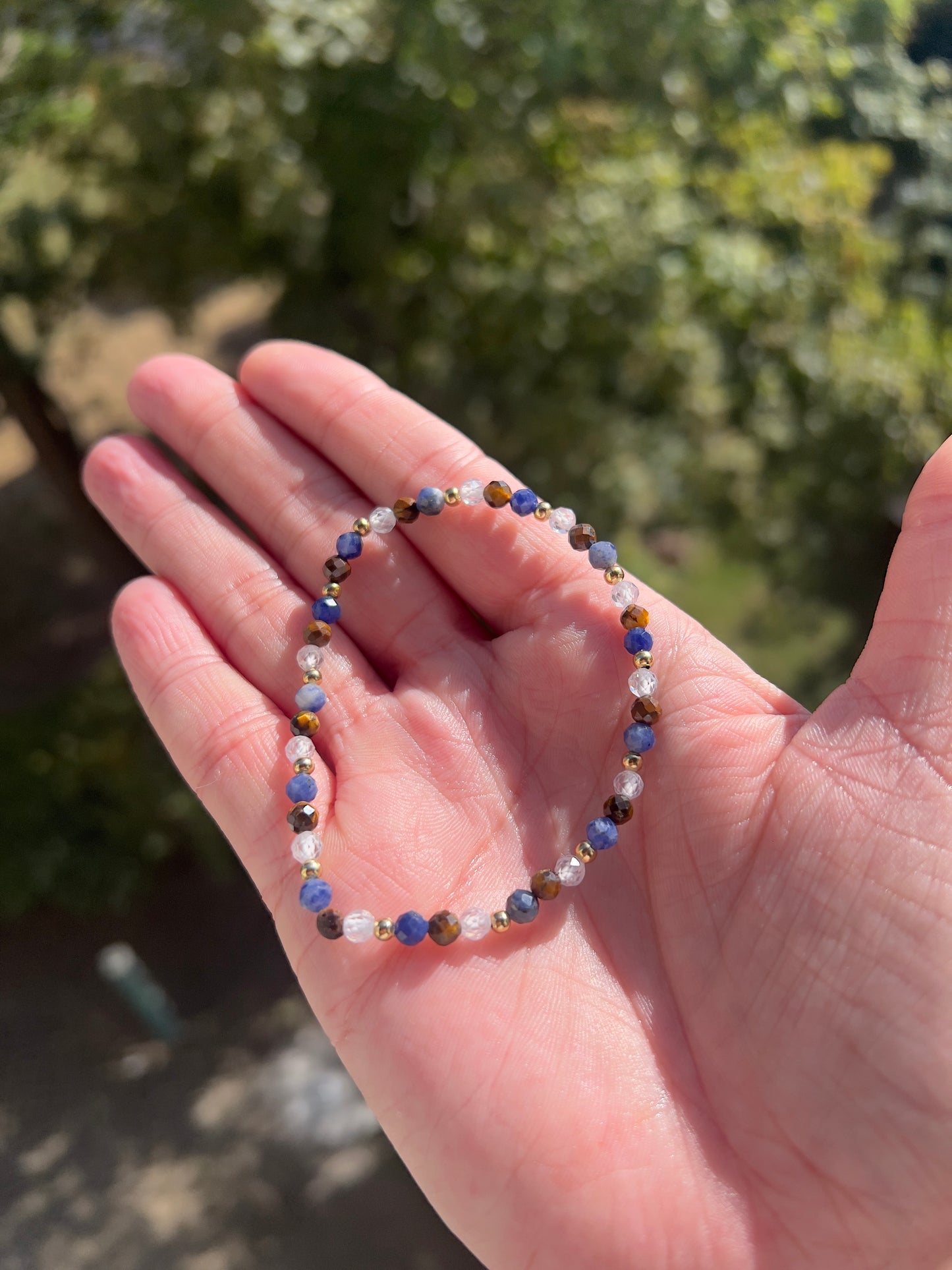 Armband Fokus & Klarheit | Sodalith · Tigerauge · Weißer Zirkonia · Edelstahl vergoldet
