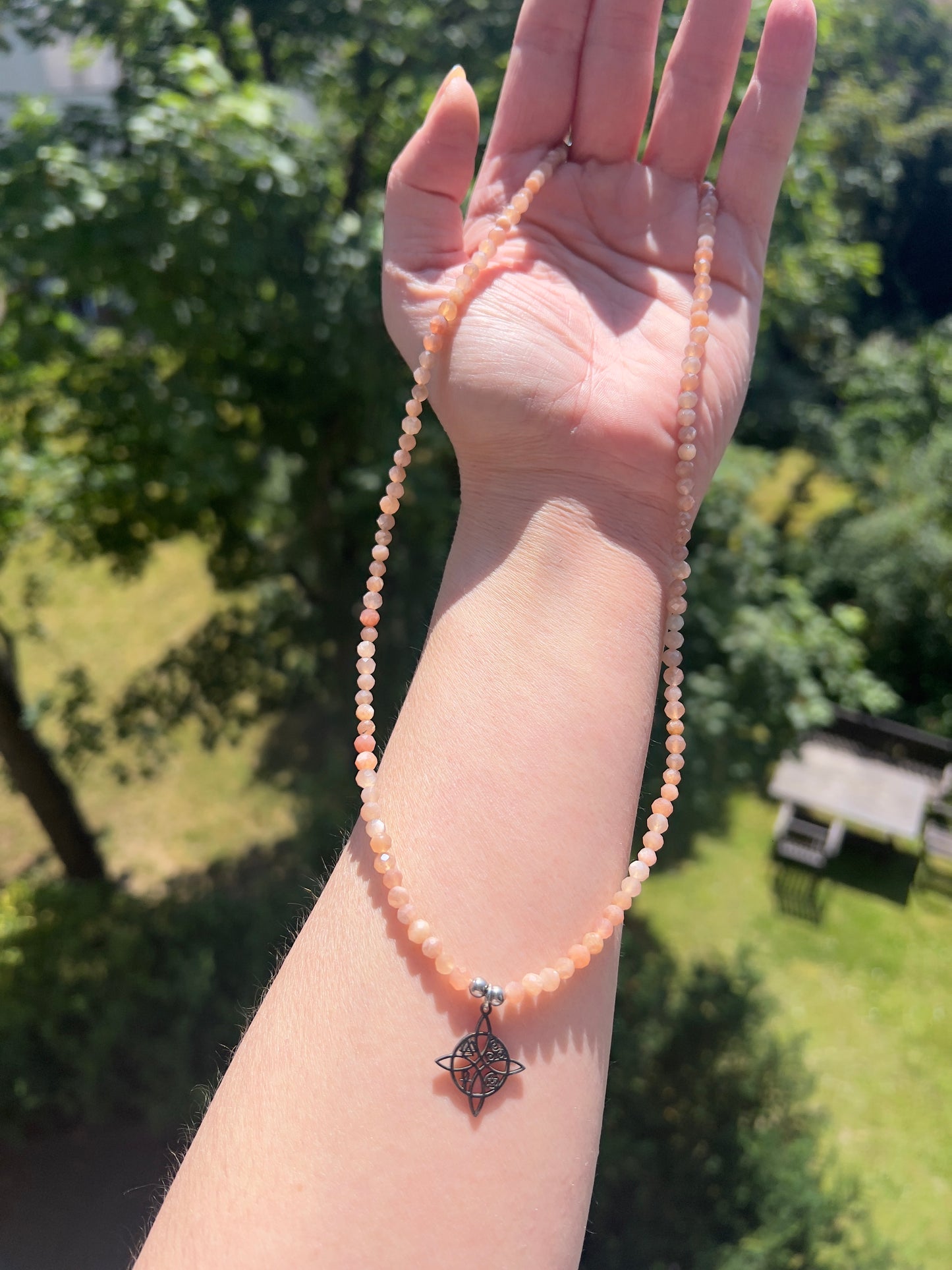 Magie & Stärke - Sonnenmondstein - Kette mit Hexenknoten ( 50cm, 4mm , 925 Silber & Edelstahl )