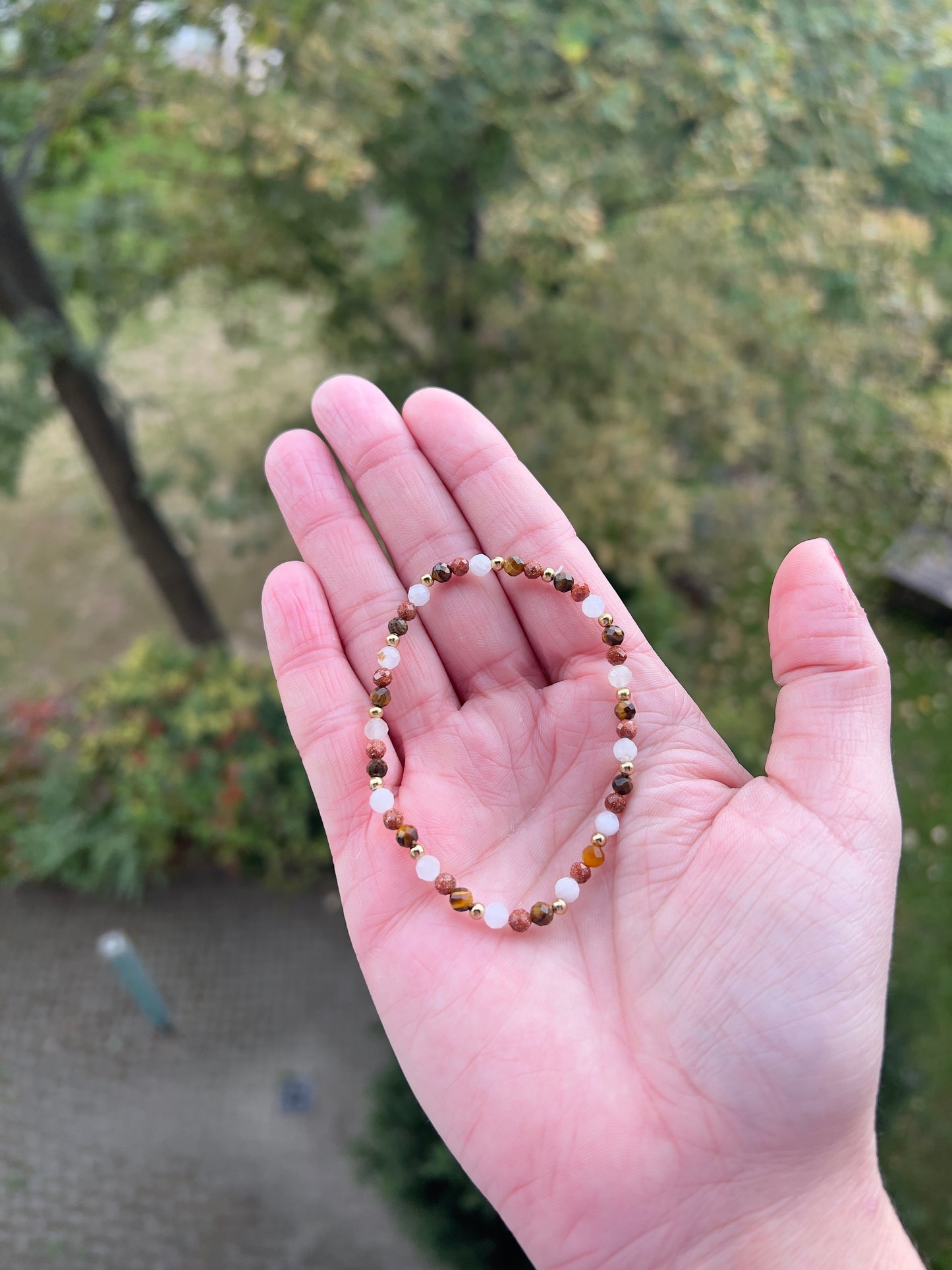 Kraft & Klarheit – Armband aus Golden Healer, Tigerauge & Mondstein (facettiert 4 mm), Edelstahl vergoldet