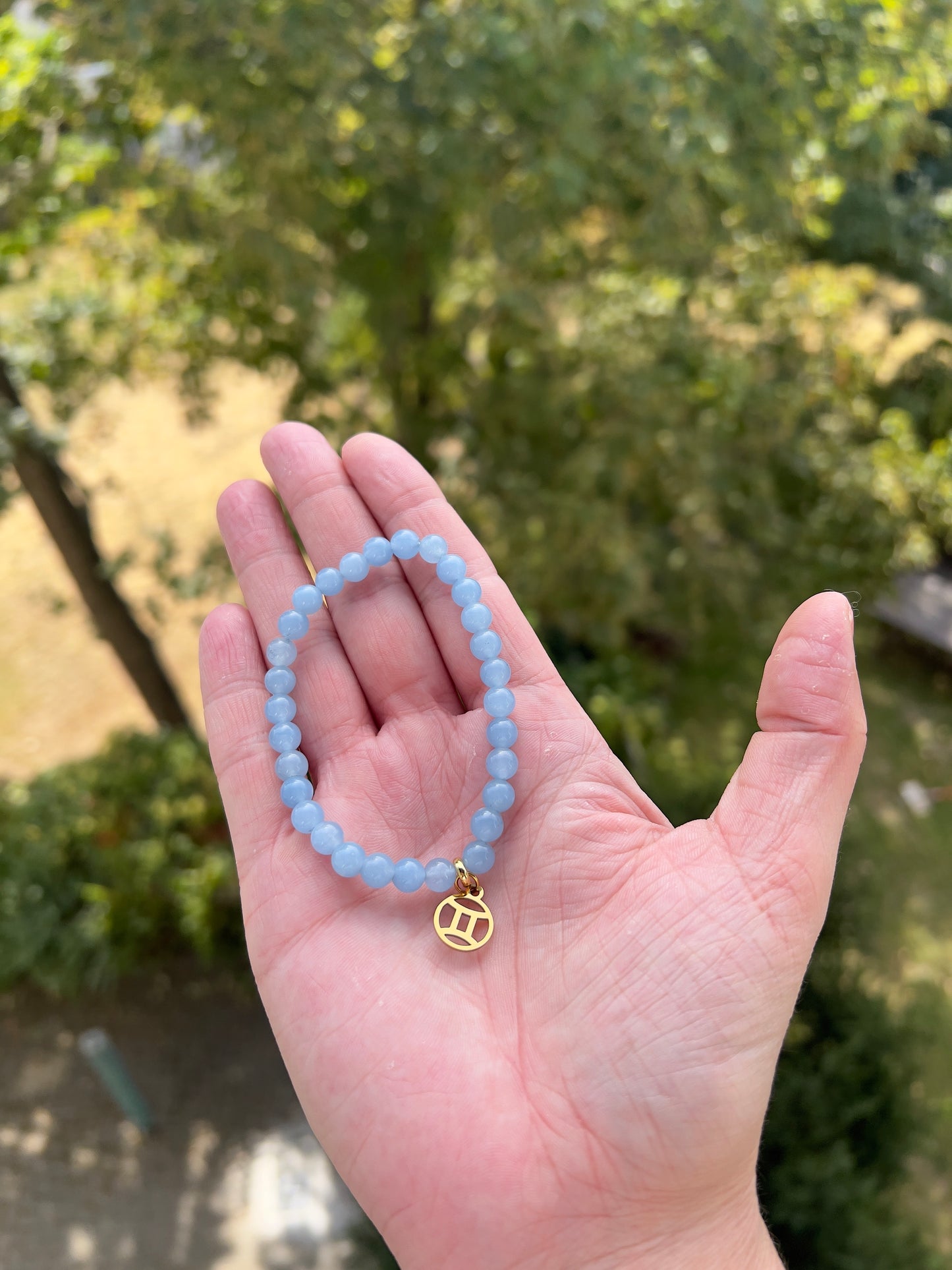 Sternzeichenarmband Zwillinge – Blauer Chalcedon 6 mm mit Charme (Silber oder Gold wählbar)