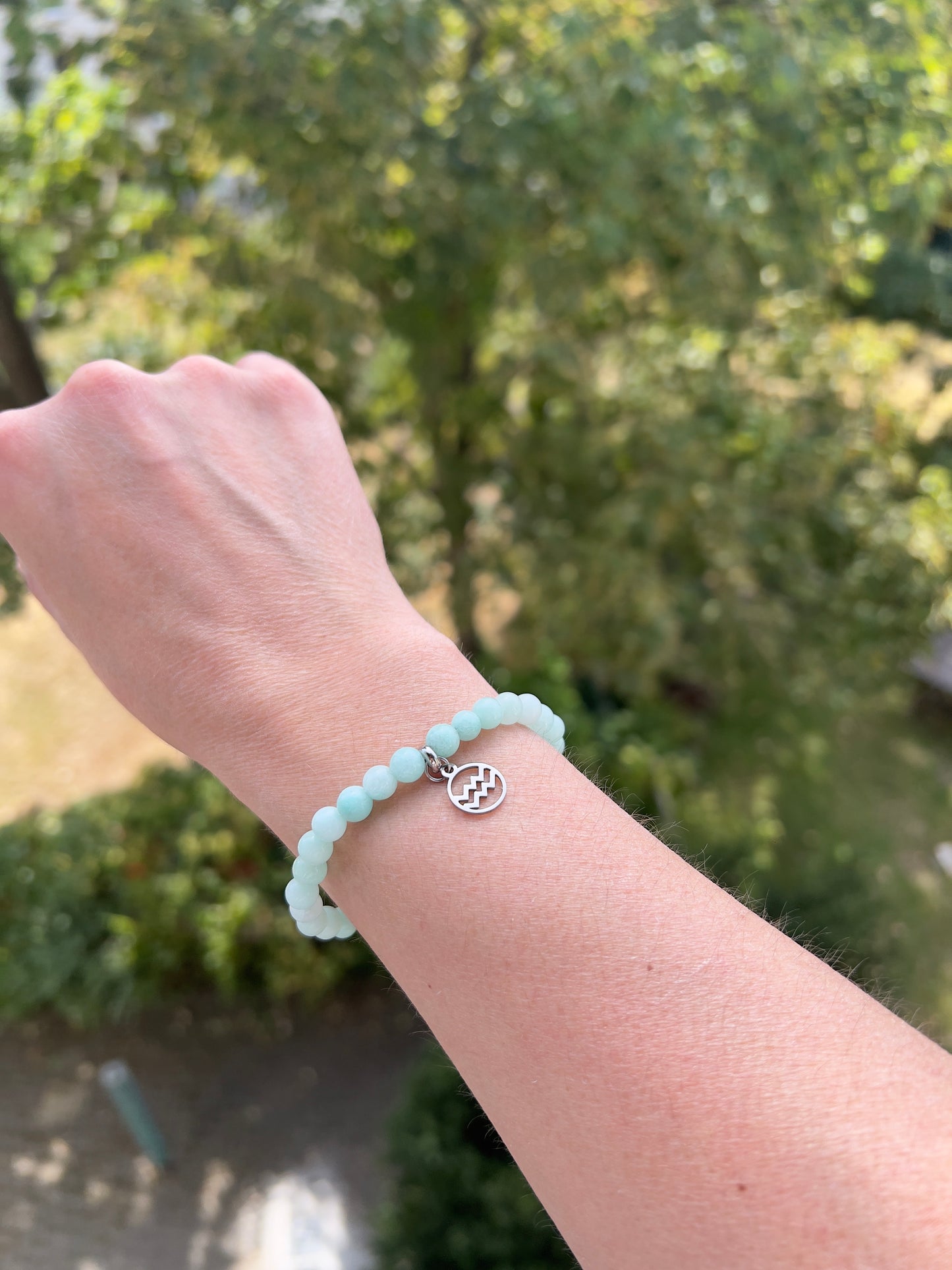 Sternzeichenarmband Wassermann – Chalcedon mint 6 mm mit Charme (Silber oder Gold wählbar)