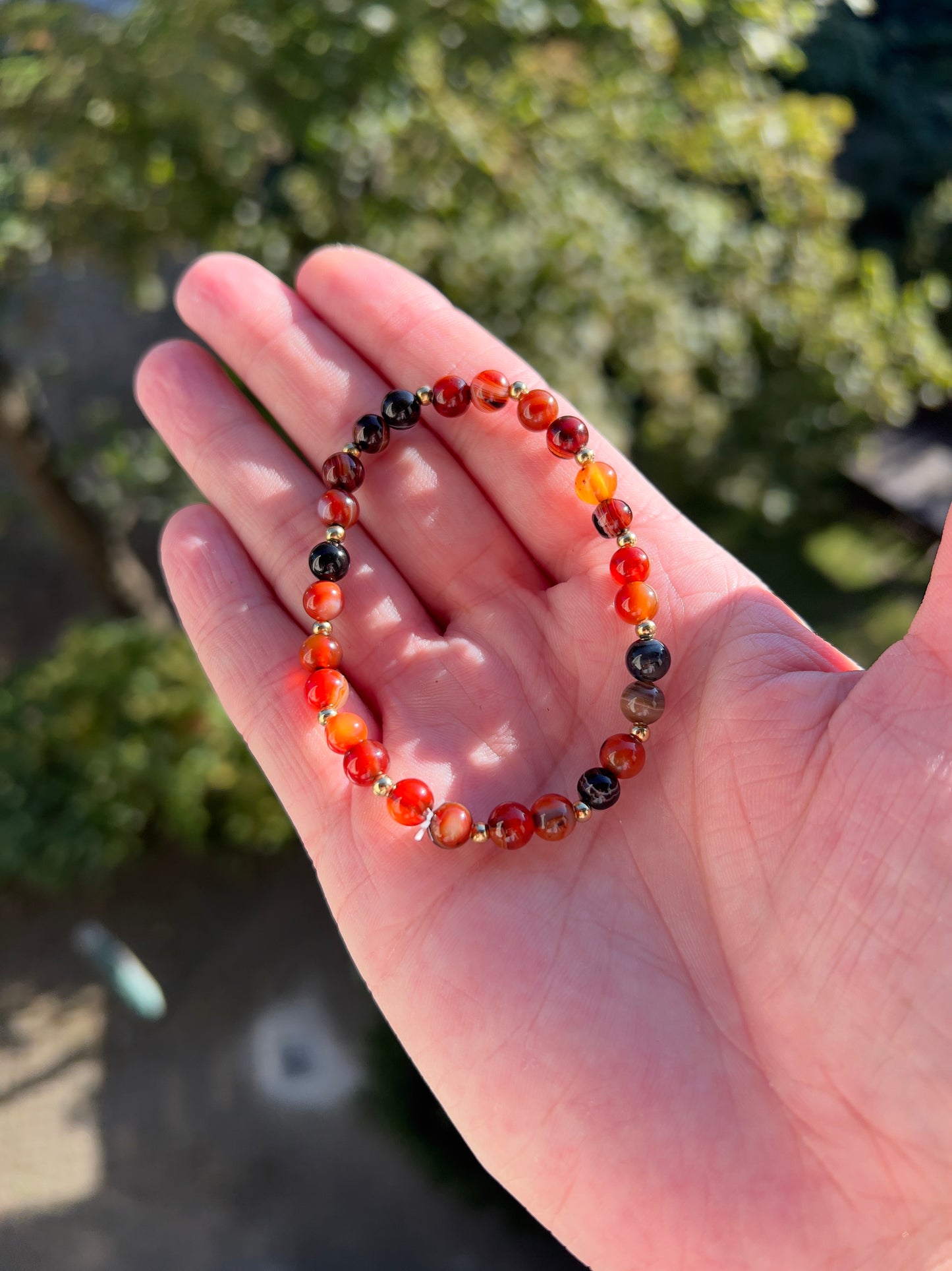 Roter Achat Armband 6 mm – AAA-Qualität mit vergoldeten Edelstahlakzenten