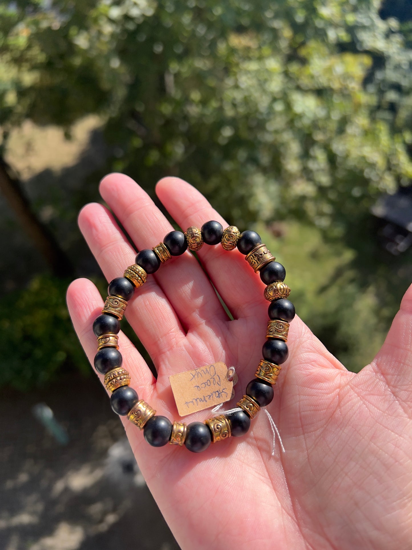 Onyx Armband – 10 mm – mit Statement-Messing-Abstandsperlen – Schutz & innere Stärke