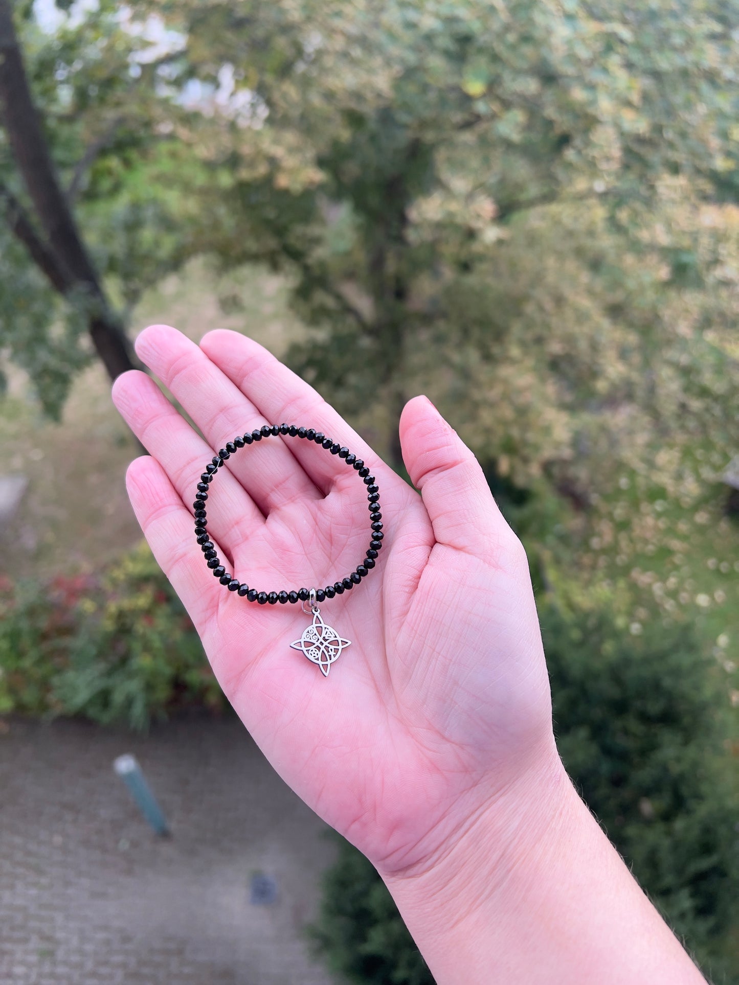 🩶 Schutz & Stärke – Armband aus facettiertem Turmalin (3 mm) mit silbernem Hexenknoten