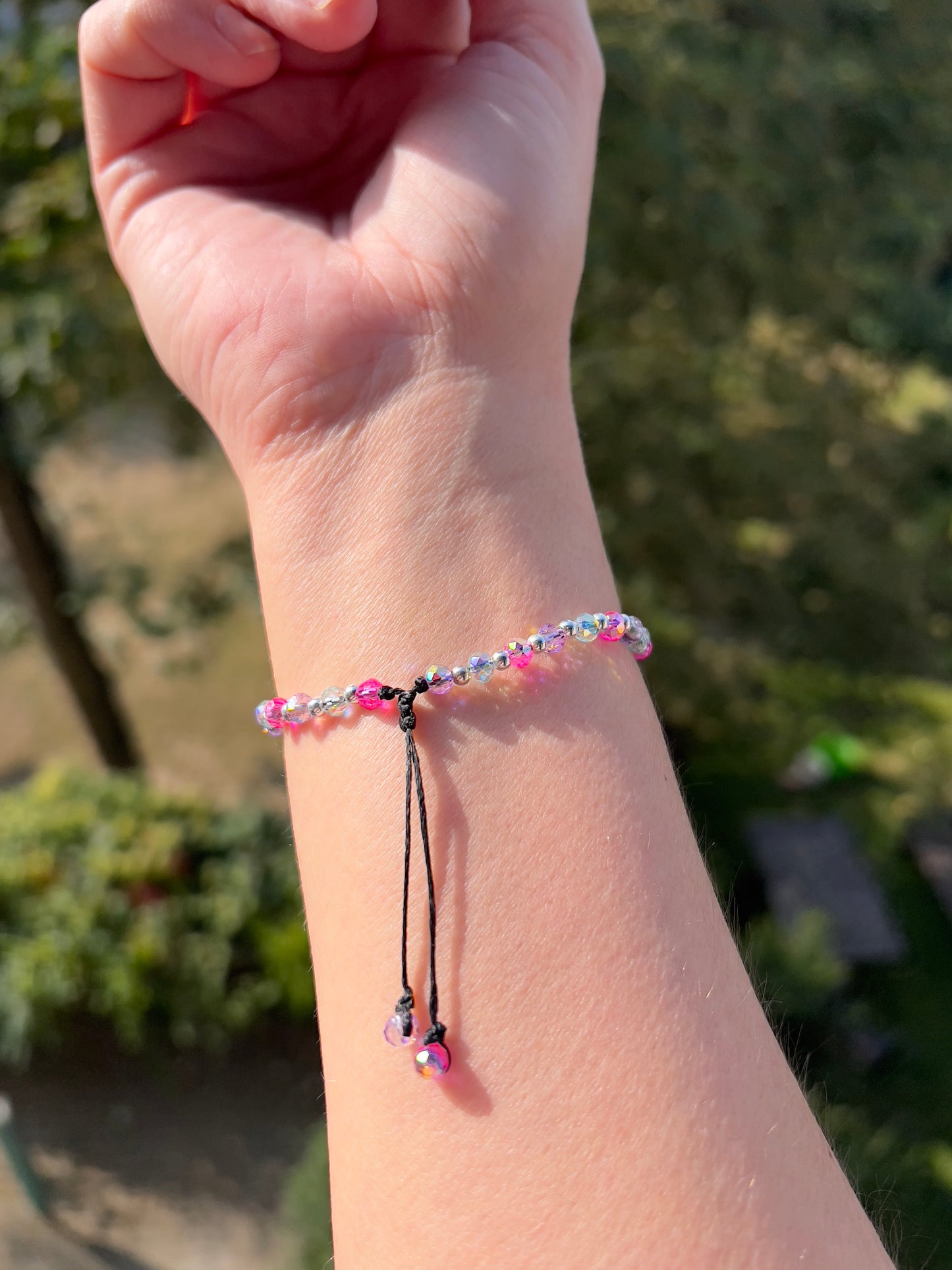 Armband Kristallzauber – Facettierte österreichische Kristallperlen in Pink, Mint & Lavendel mit 925er Silber, Makramé