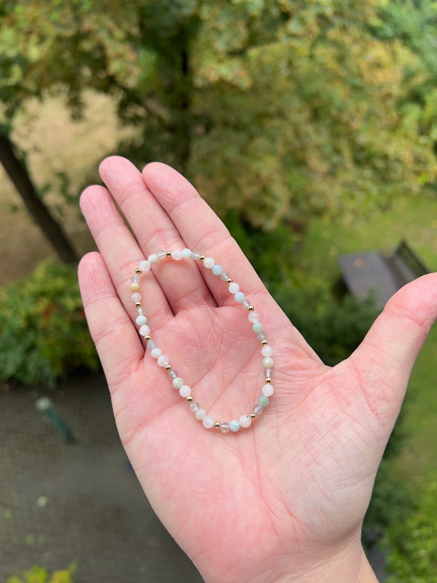 Facettiertes Balance-Armband – Weißer Mondstein, Amazonit & Labradorit | 4 mm Perlen & vergoldete Edelstahl-Abstandsperlen