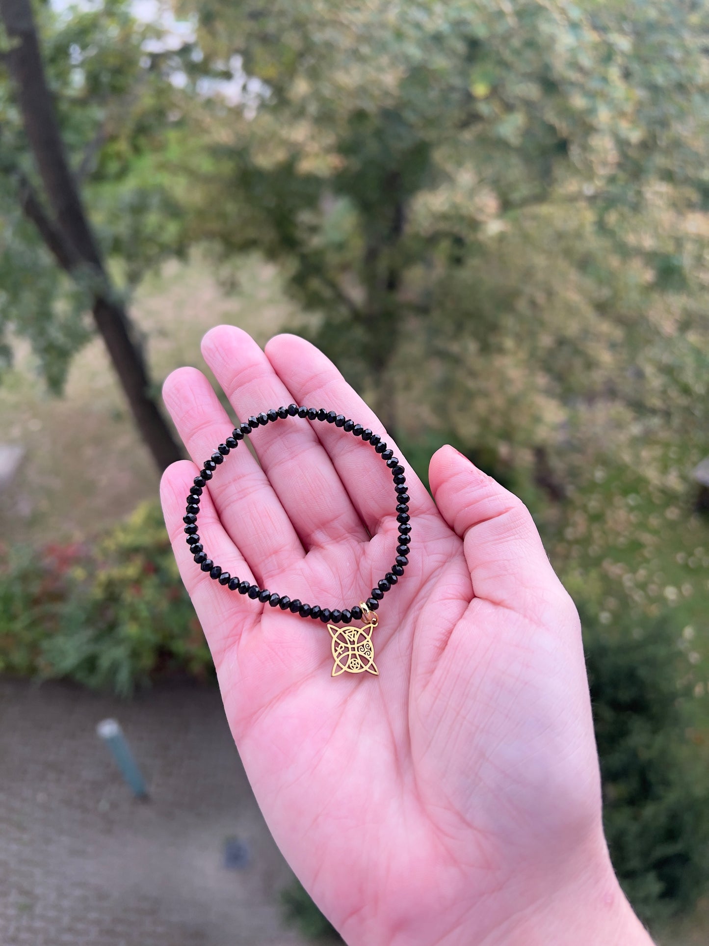 Magischer Schutz – Armband aus facettiertem Turmalin (3 mm) mit vergoldetem Hexenknoten
