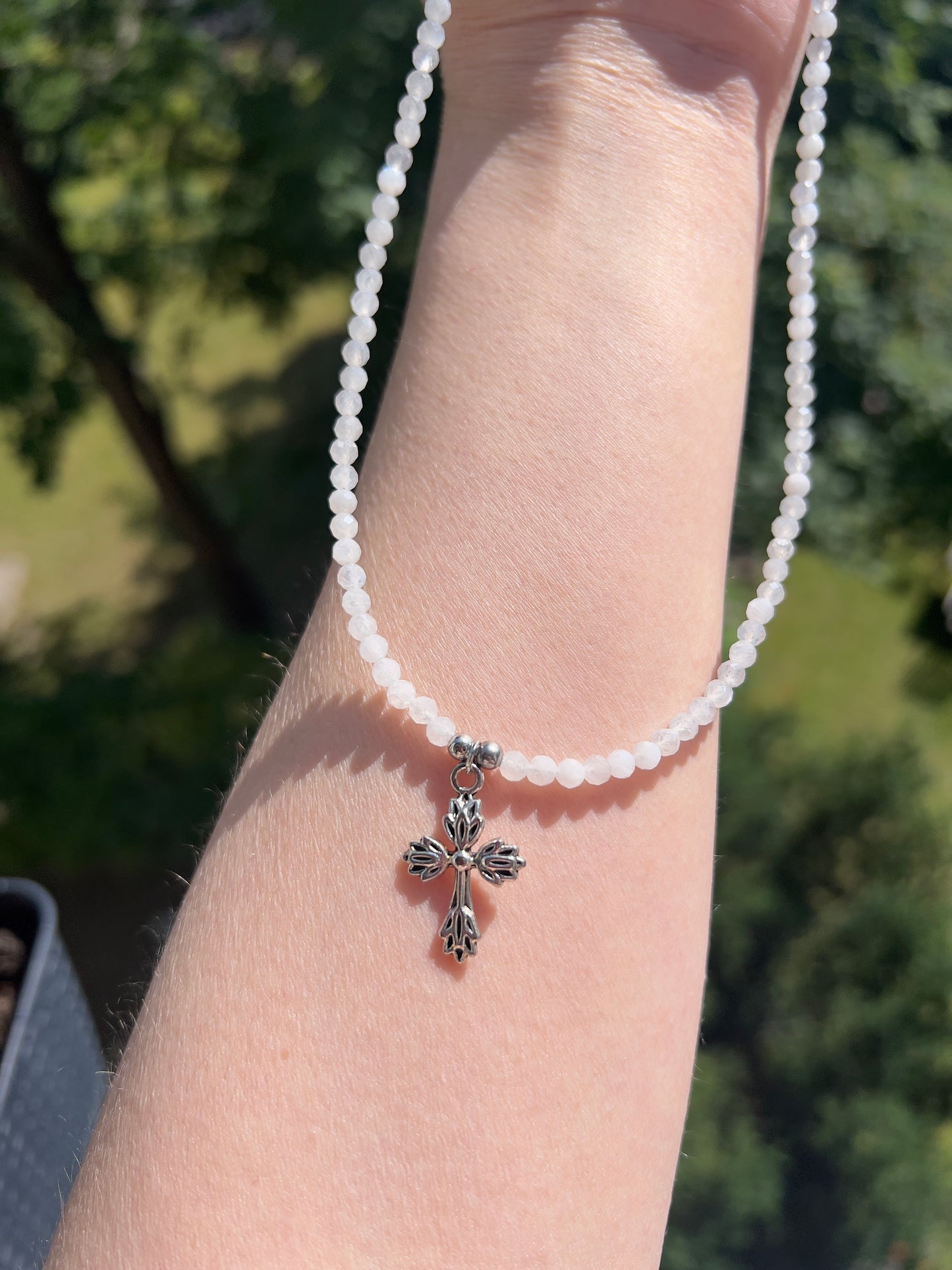 Mondstein - Kette mit antikem Kreuz - Facettierte Eleganz & spiritueller Schutz