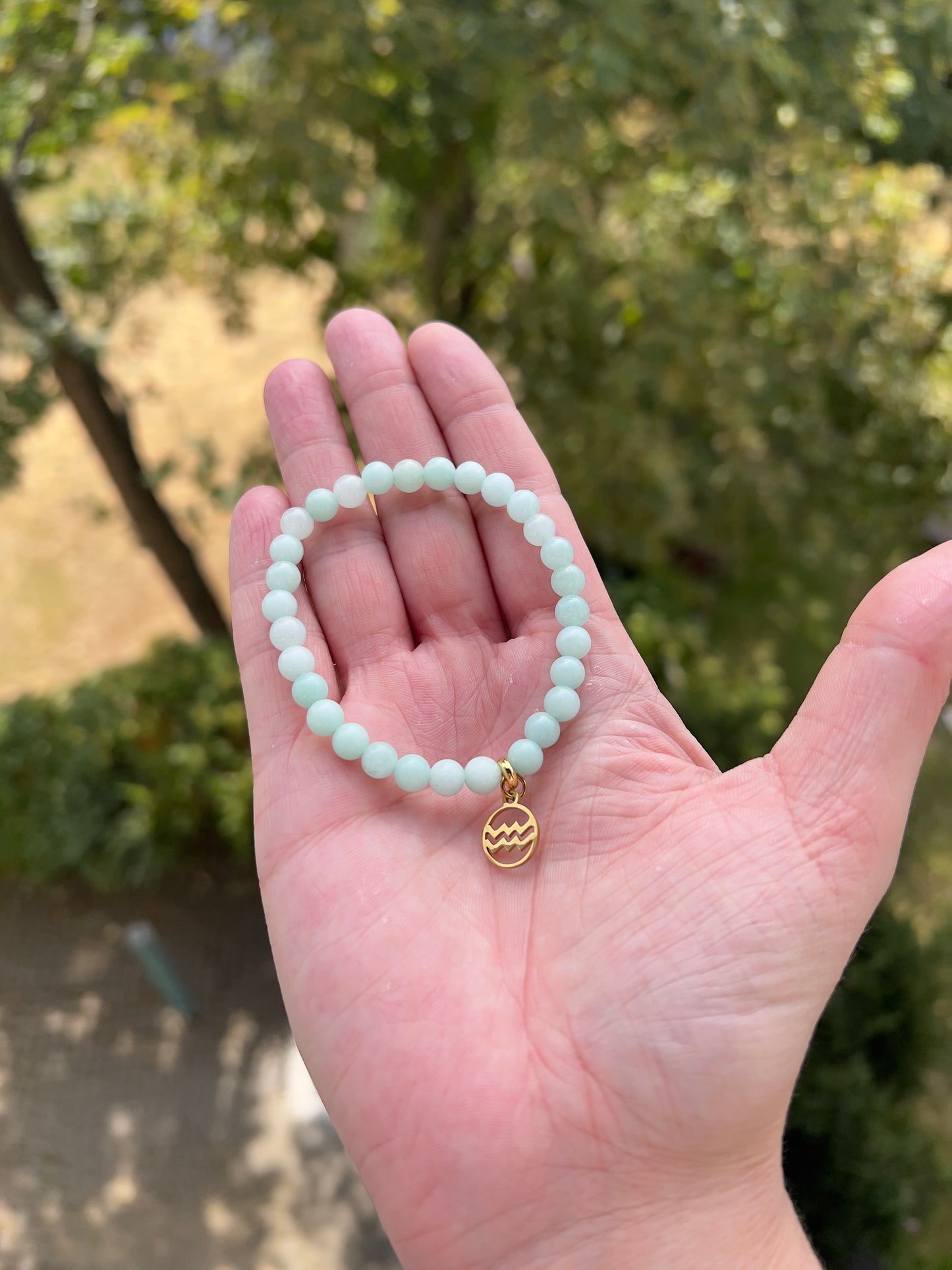 Sternzeichenarmband Wassermann – Chalcedon mint 6 mm mit Charme (Silber oder Gold wählbar)