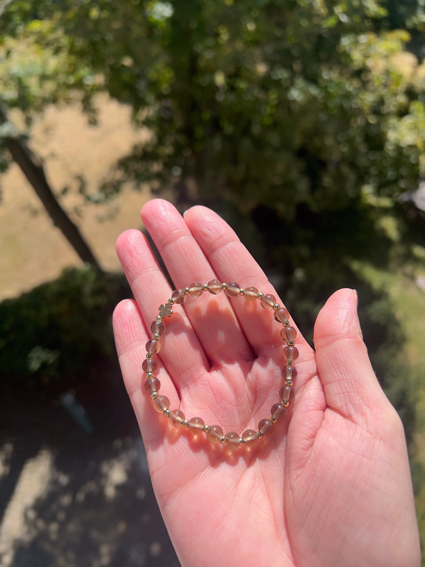Rauchquarz Armband – 6 mm | Mit vergoldetem Kleeblatt-Charme für Stärke, Mut & neue Energie