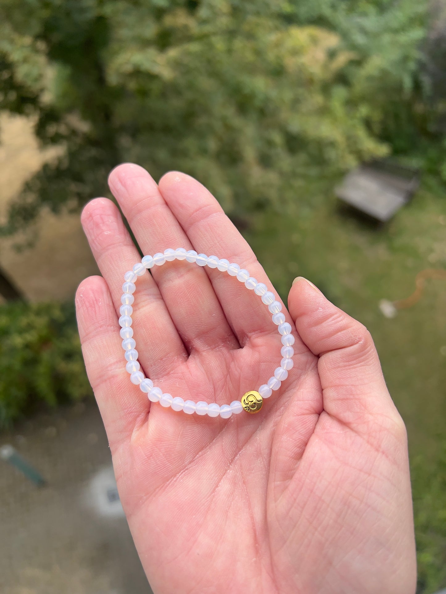 Opalit-Armband mit Om-Symbol – Klarheit & spirituelle Harmonie