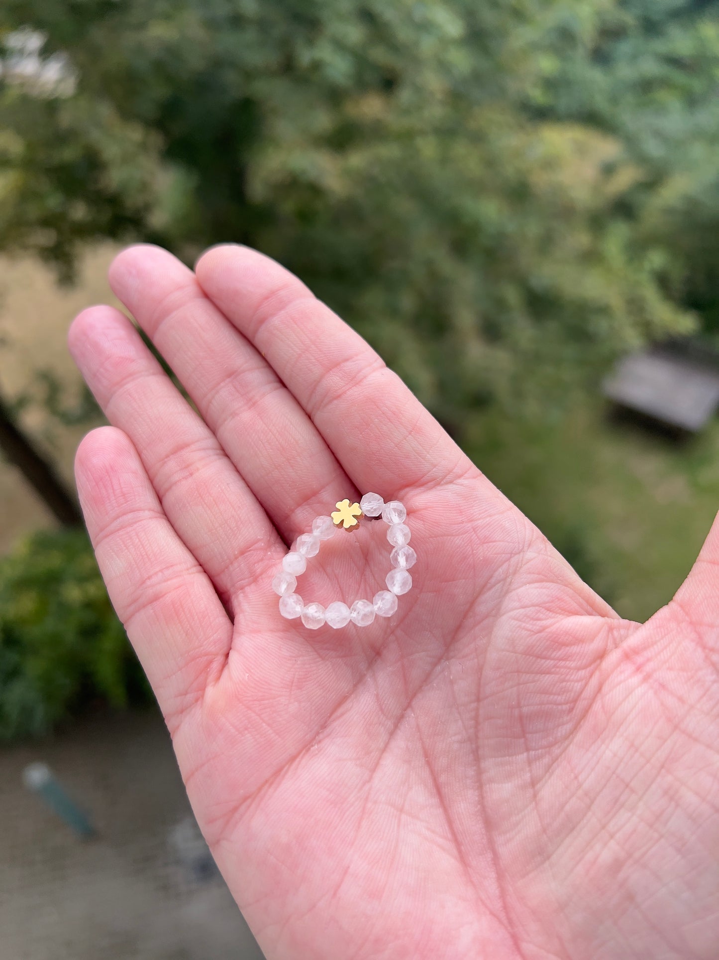 Liebe & Harmonie – Ring mit Rosenquarz & Kleeblatt-Charme