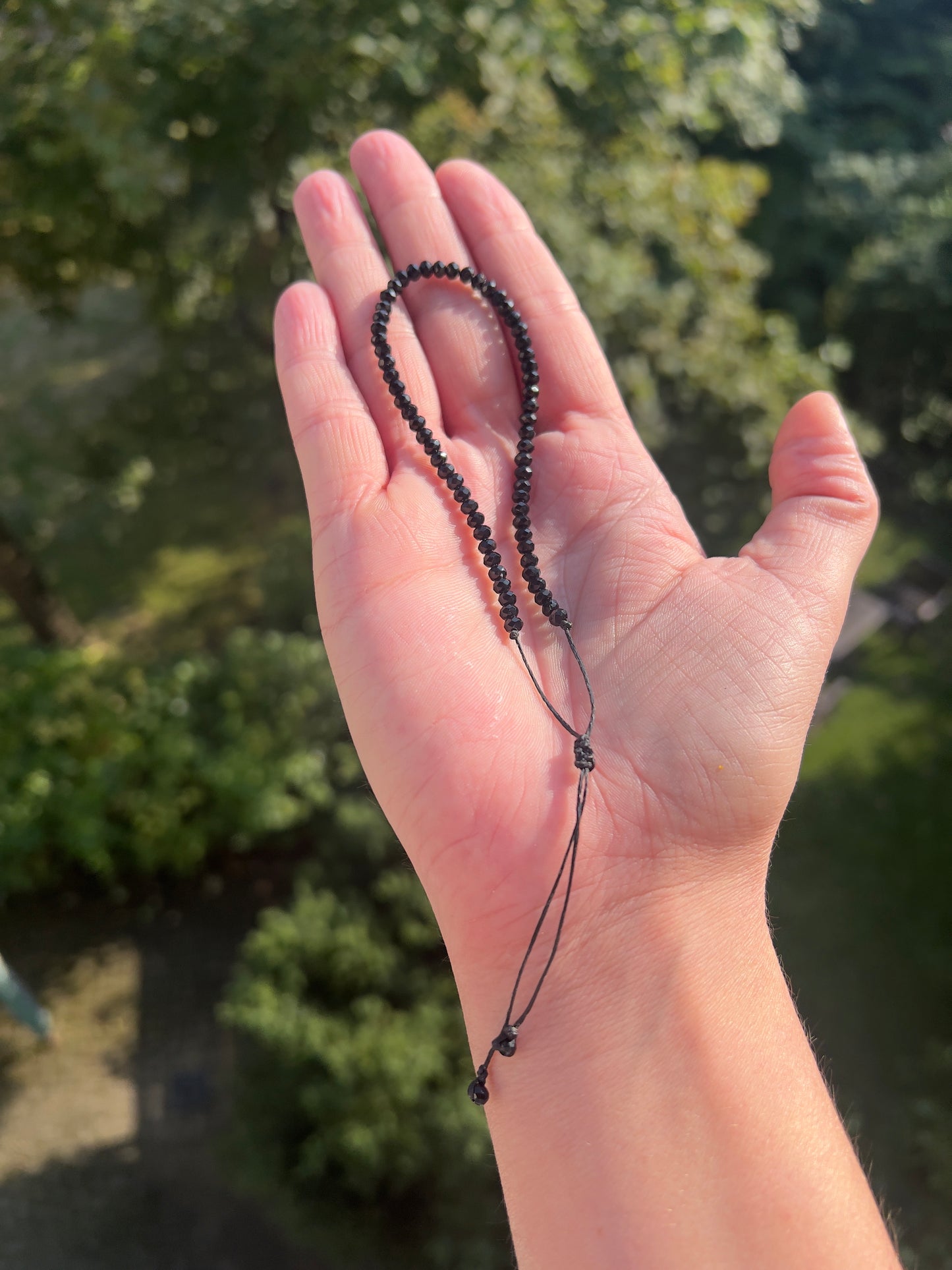 Schutz & Erdung - Makramé - Armband mit facettiertem Schwarzen Turmalin ( 4mm )