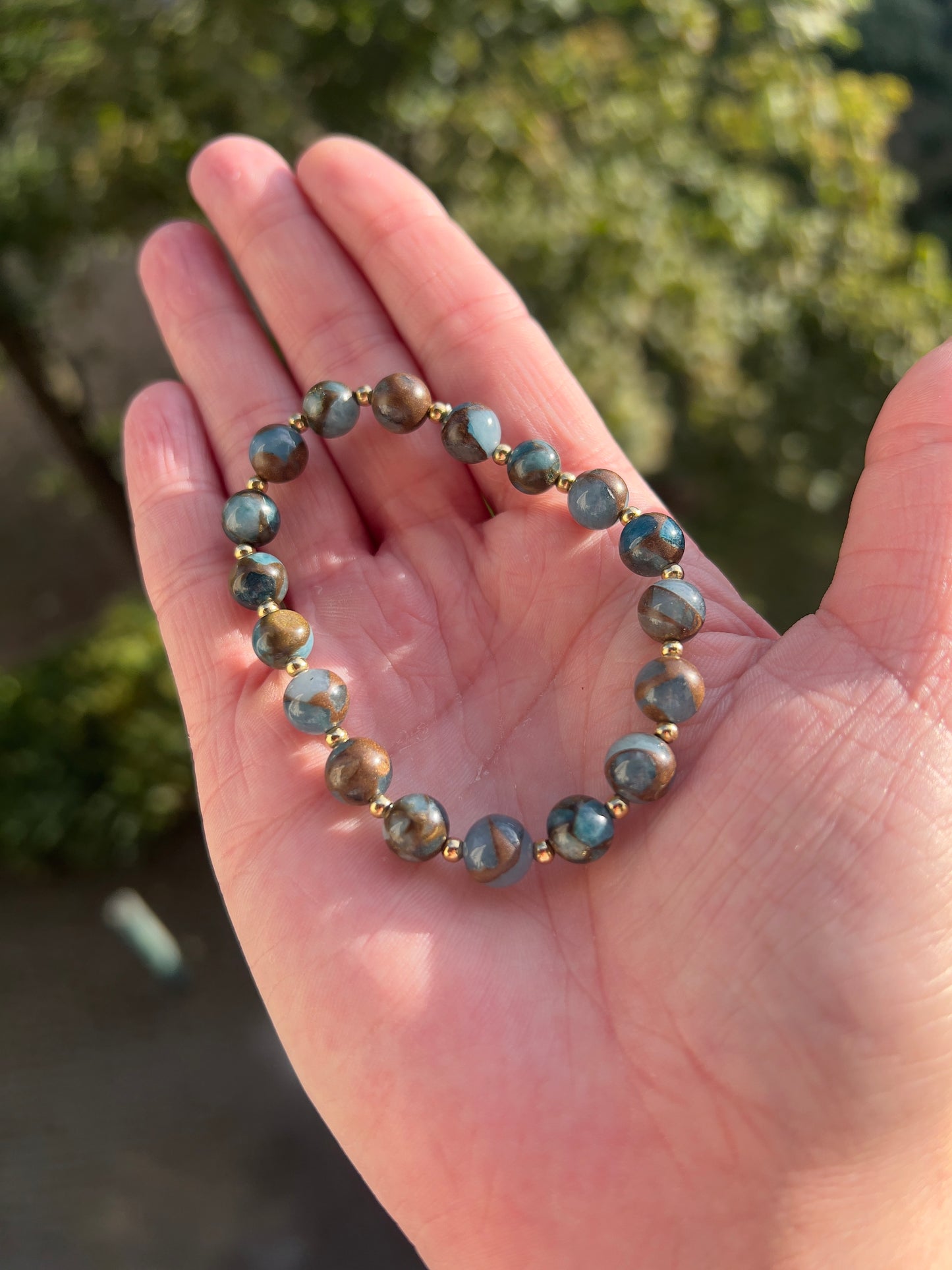 Seeblauer Jaspis Armband 8 mm – mit vergoldeten Edelstahl-Abstandsperlen