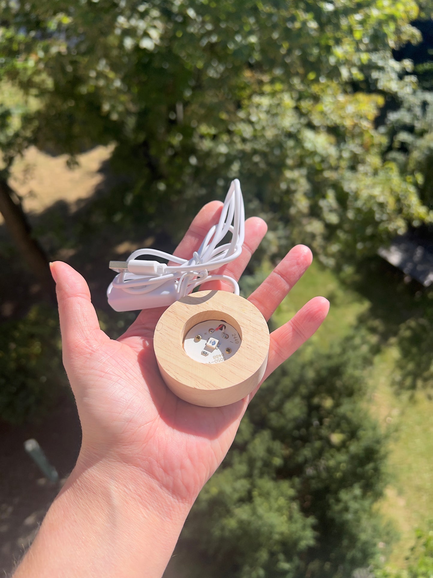 🍀✨ Kristallkugel mit 3D-Vierblättrigem Kleeblatt & LED-Holzsockel (inkl. USB)