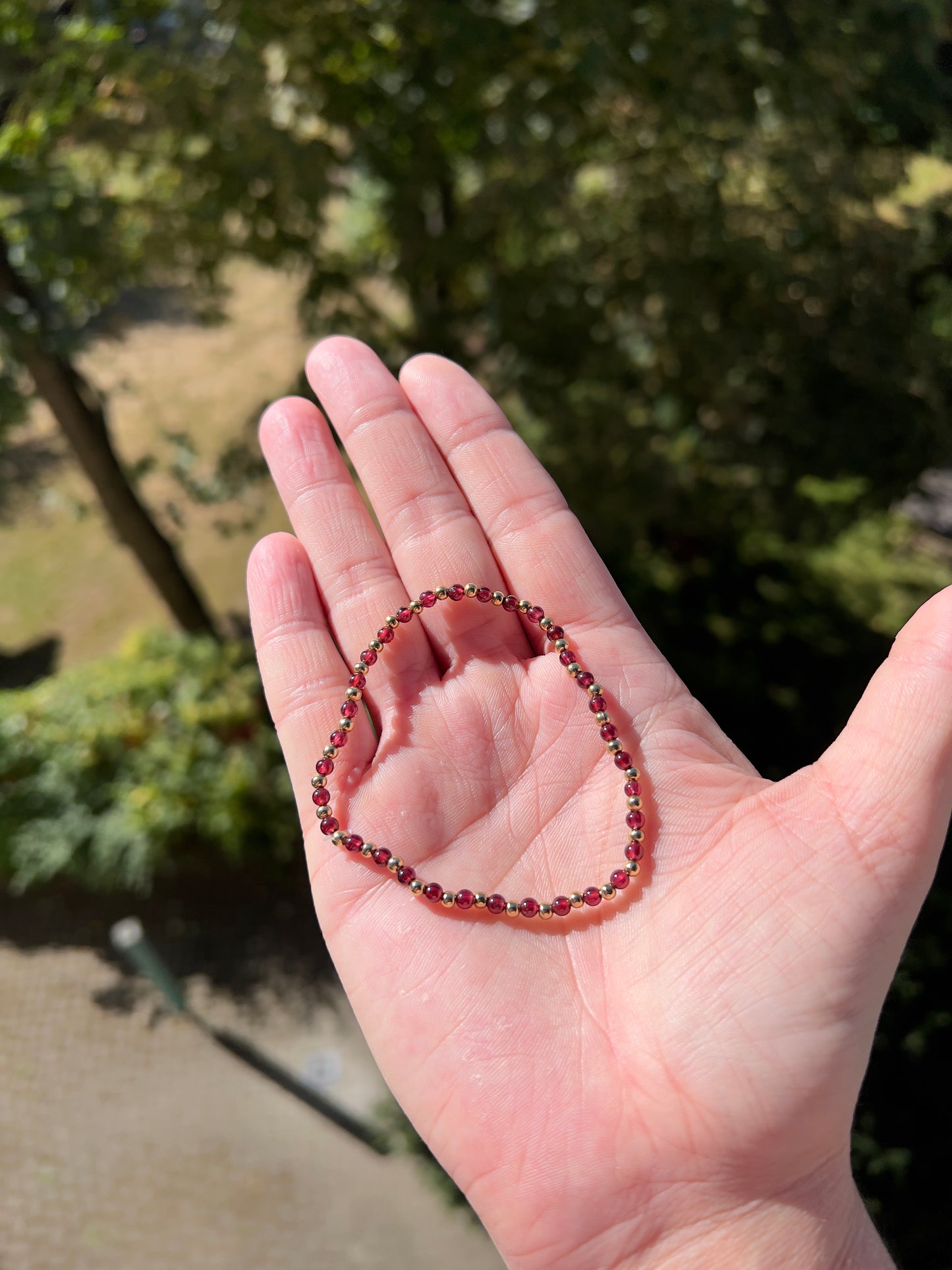 Armband – Granat 3 mm runde Perlen mit vergoldeten Edelstahl-Abstandsperlen