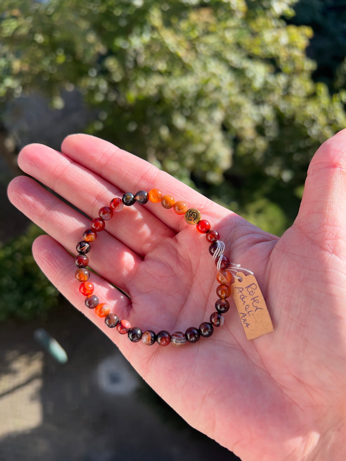Armband roter Achat 6 mm – AAA-Qualität mit vergoldetem Om-Charme