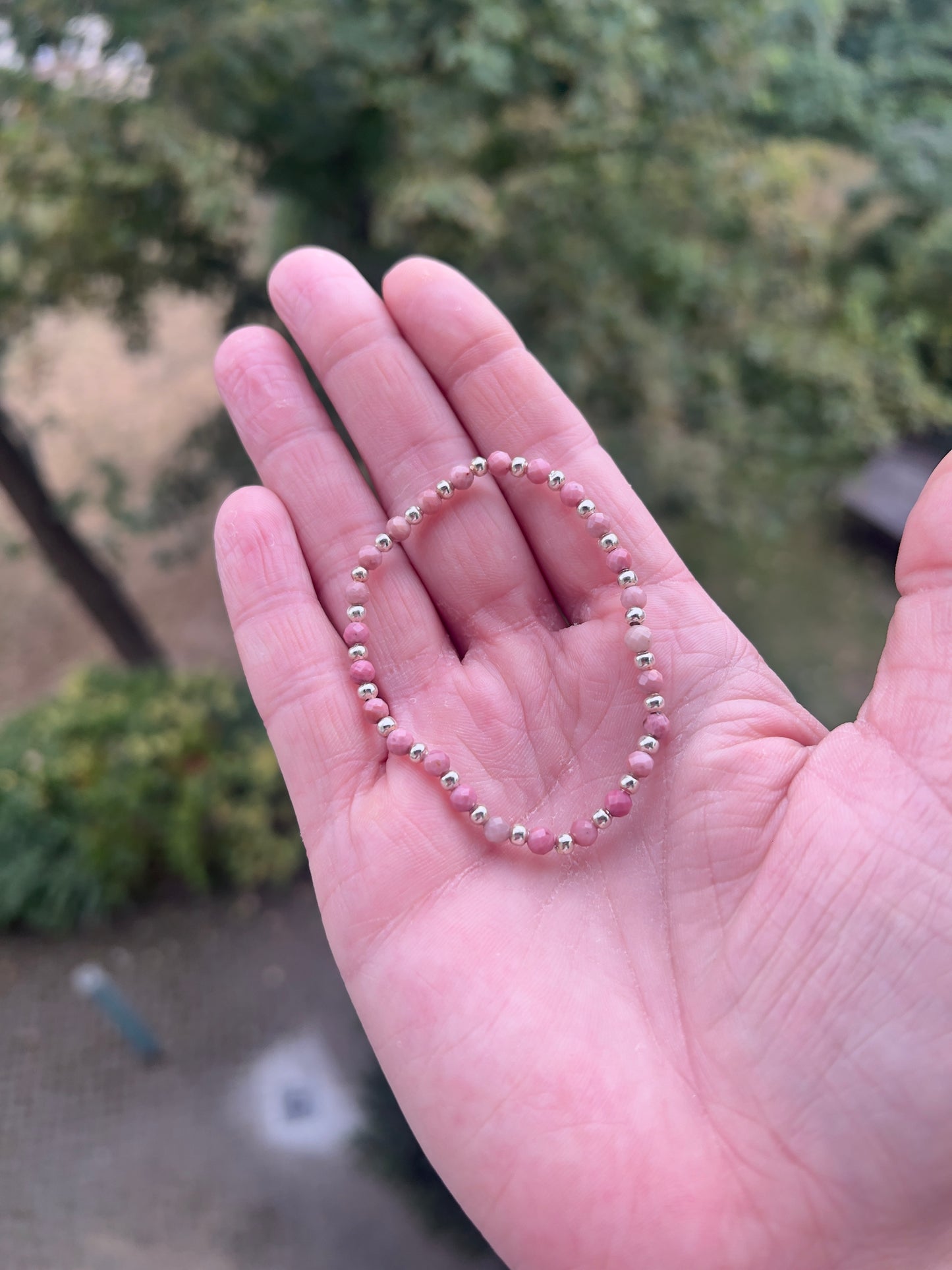 Rhodonit-Armband 4 mm facettiert mit 925er Silber-Abstandsperlen | Selbstliebe & innere Heilung