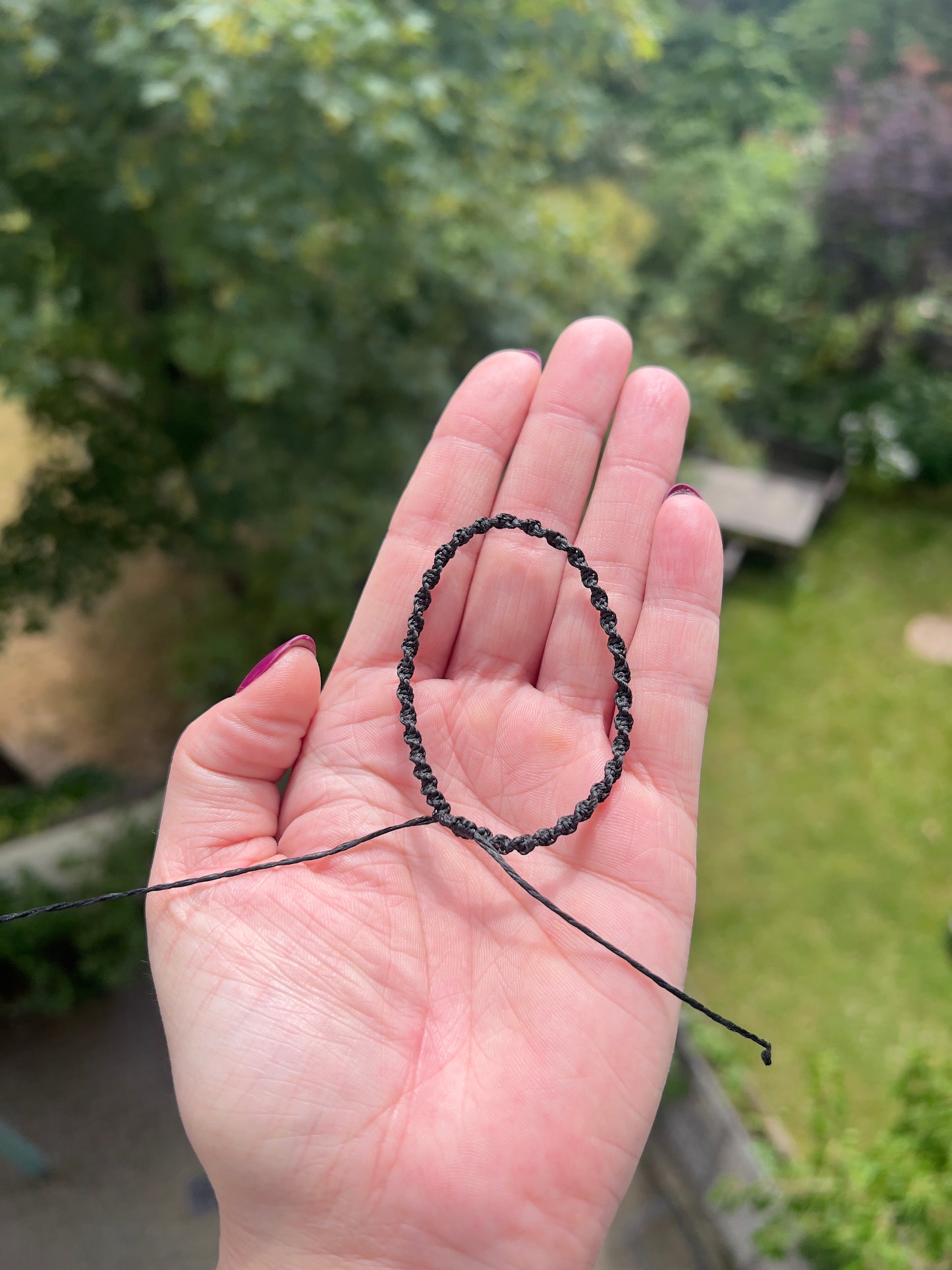 Handgeknüpftes Makramee-Armband Schwarz – Verstellbares Armband mit Schiebeverschluss