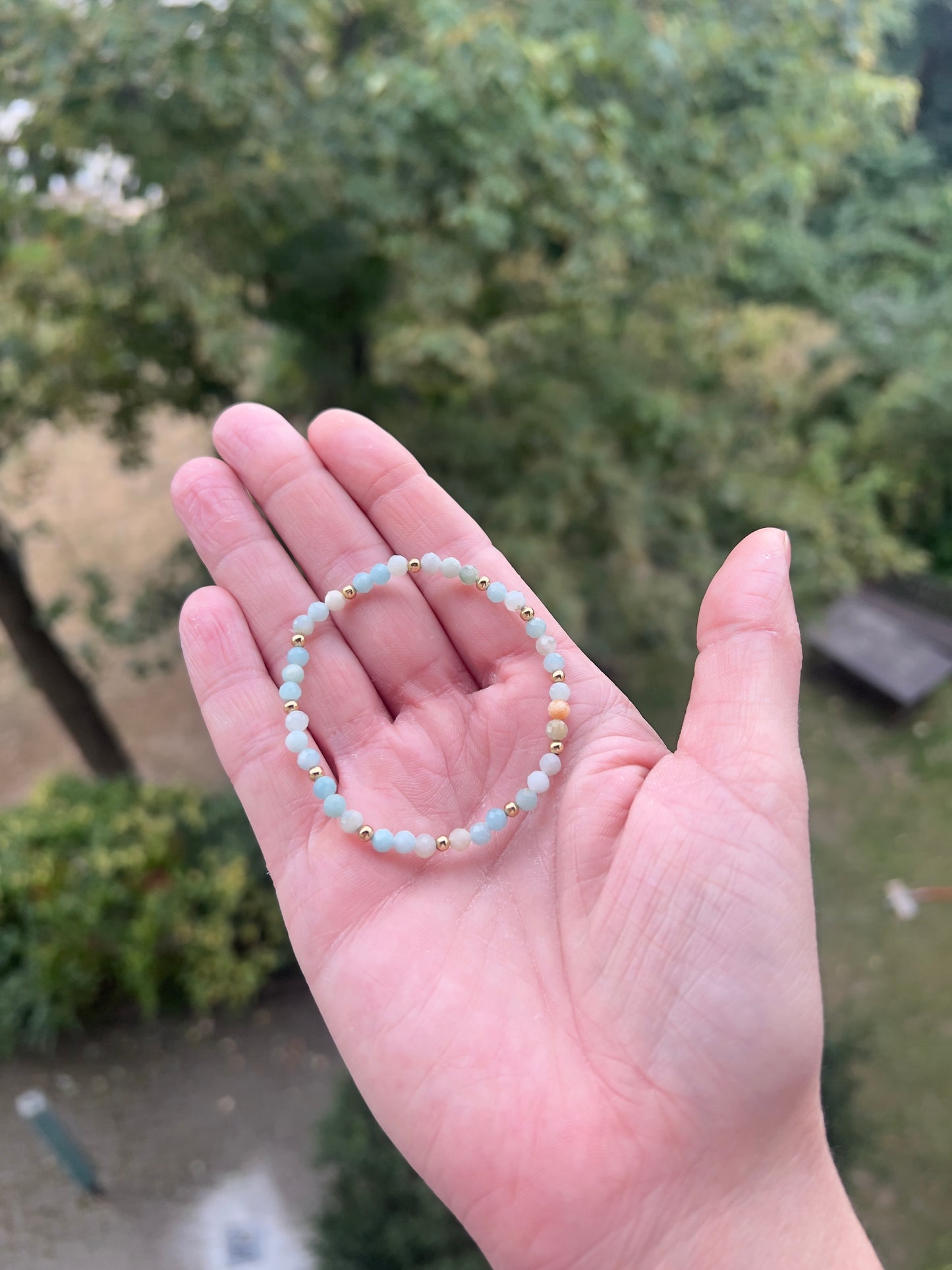 Facettiertes Amazonit-Armband 4 mm mit vergoldeten Edelstahl-Abstandsperlen | Harmonie & innere Stärke