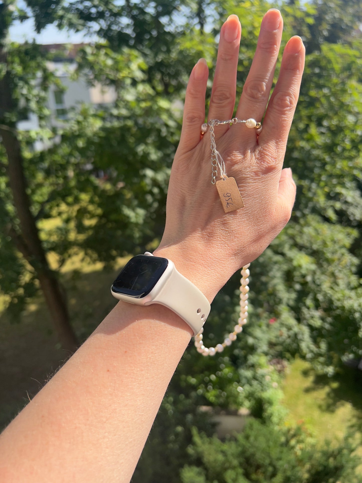 Goldene Eleganz - Süßwasserperlenkette mit edlen Details